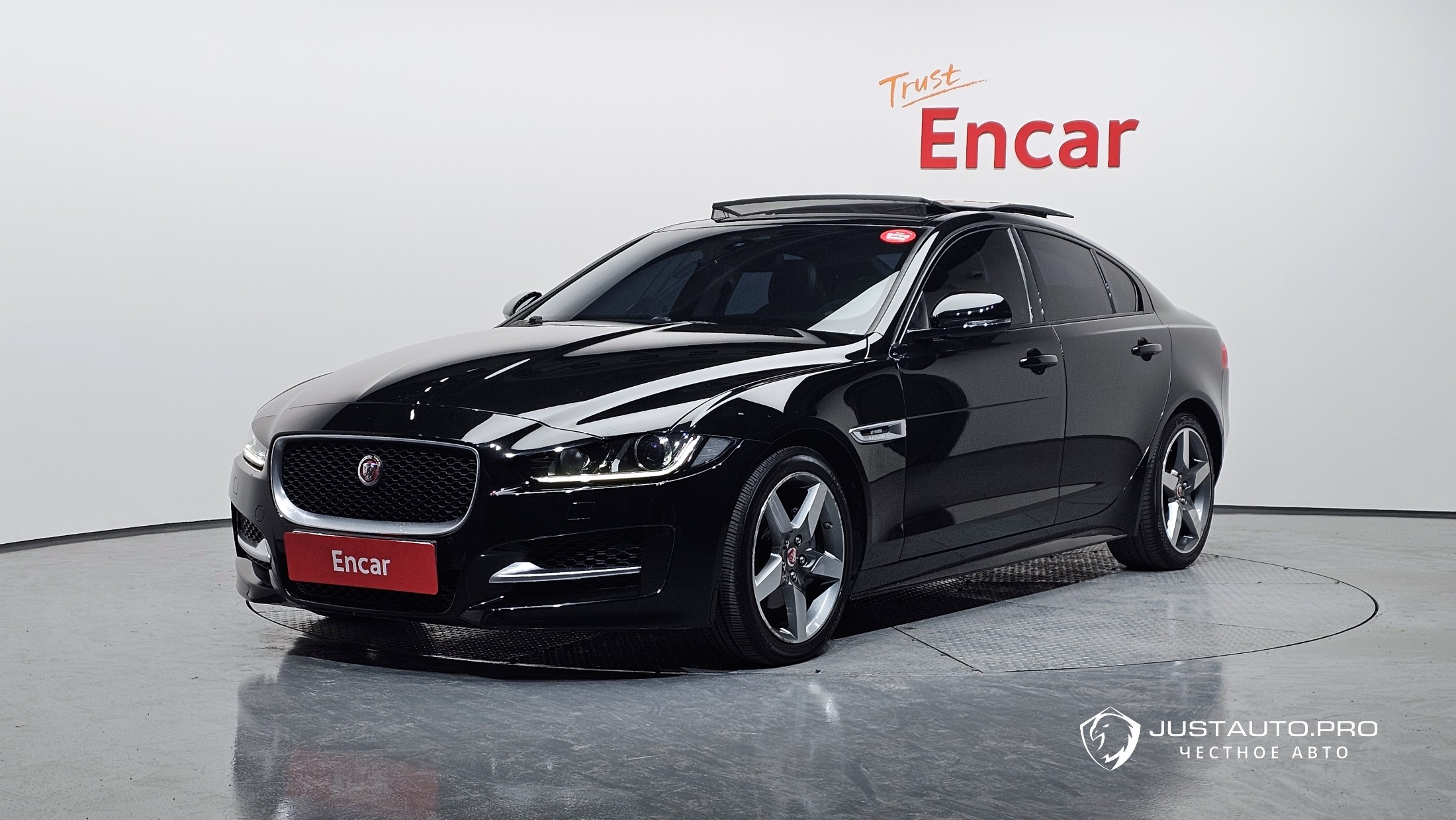 Автомобиль Jaguar XE