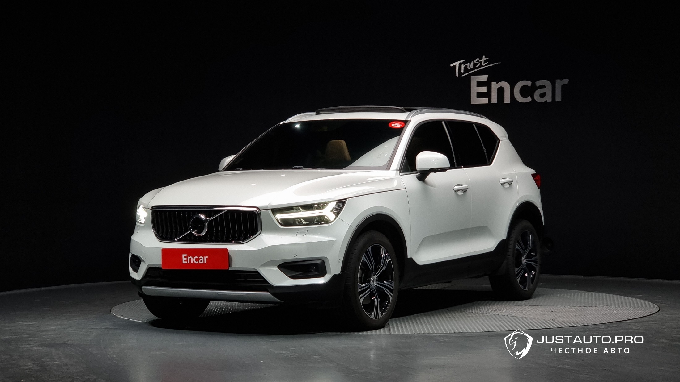 Автомобиль Volvo XC40