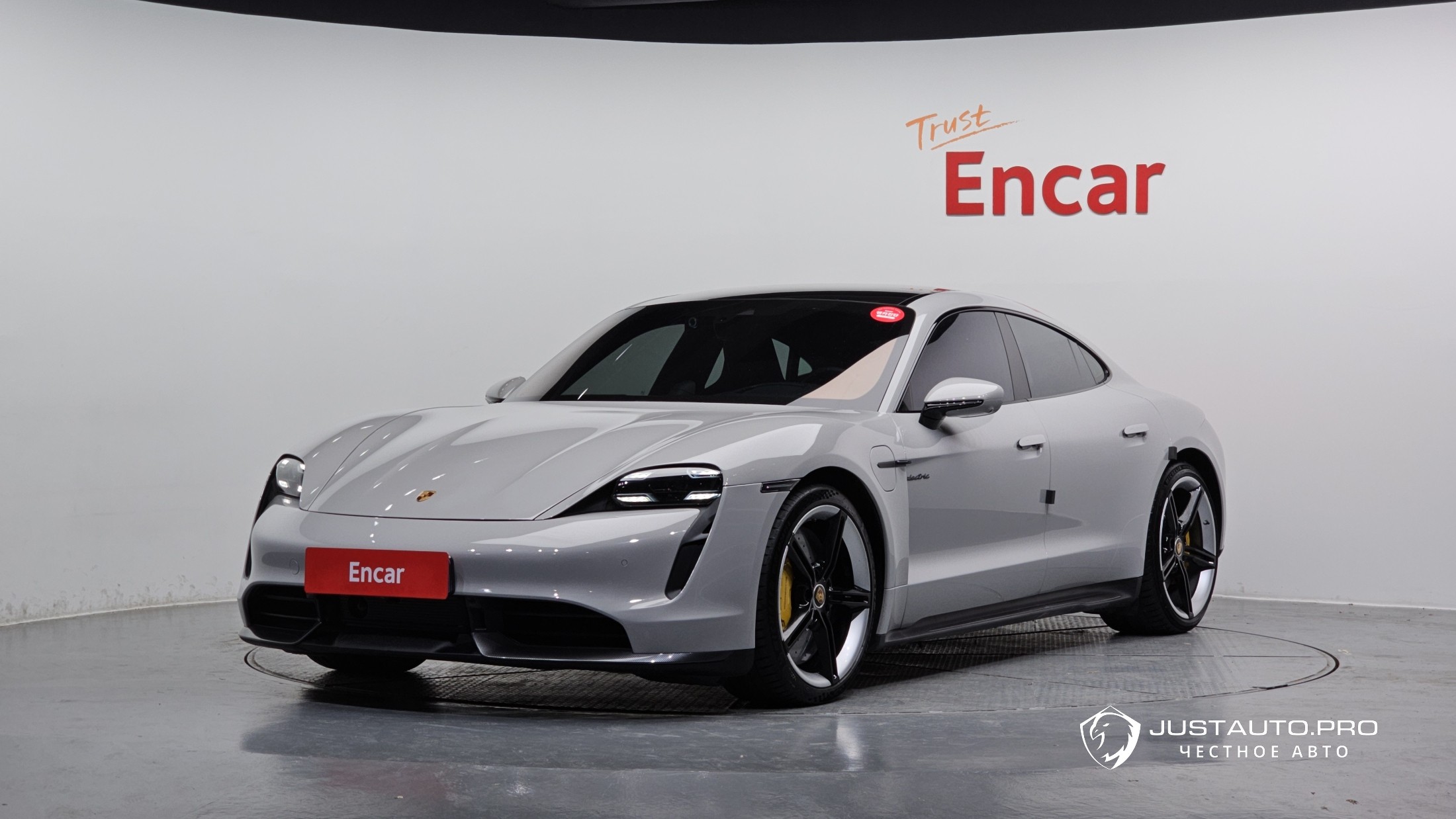 Автомобиль Porsche Taycan