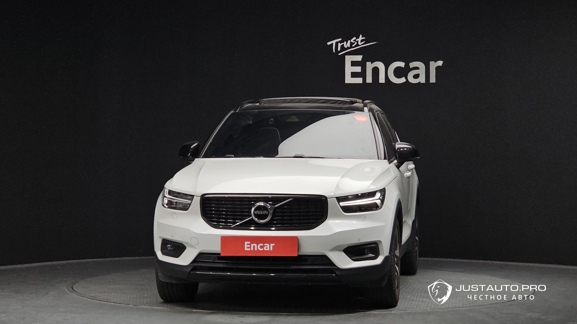 Автомобиль Volvo XC40