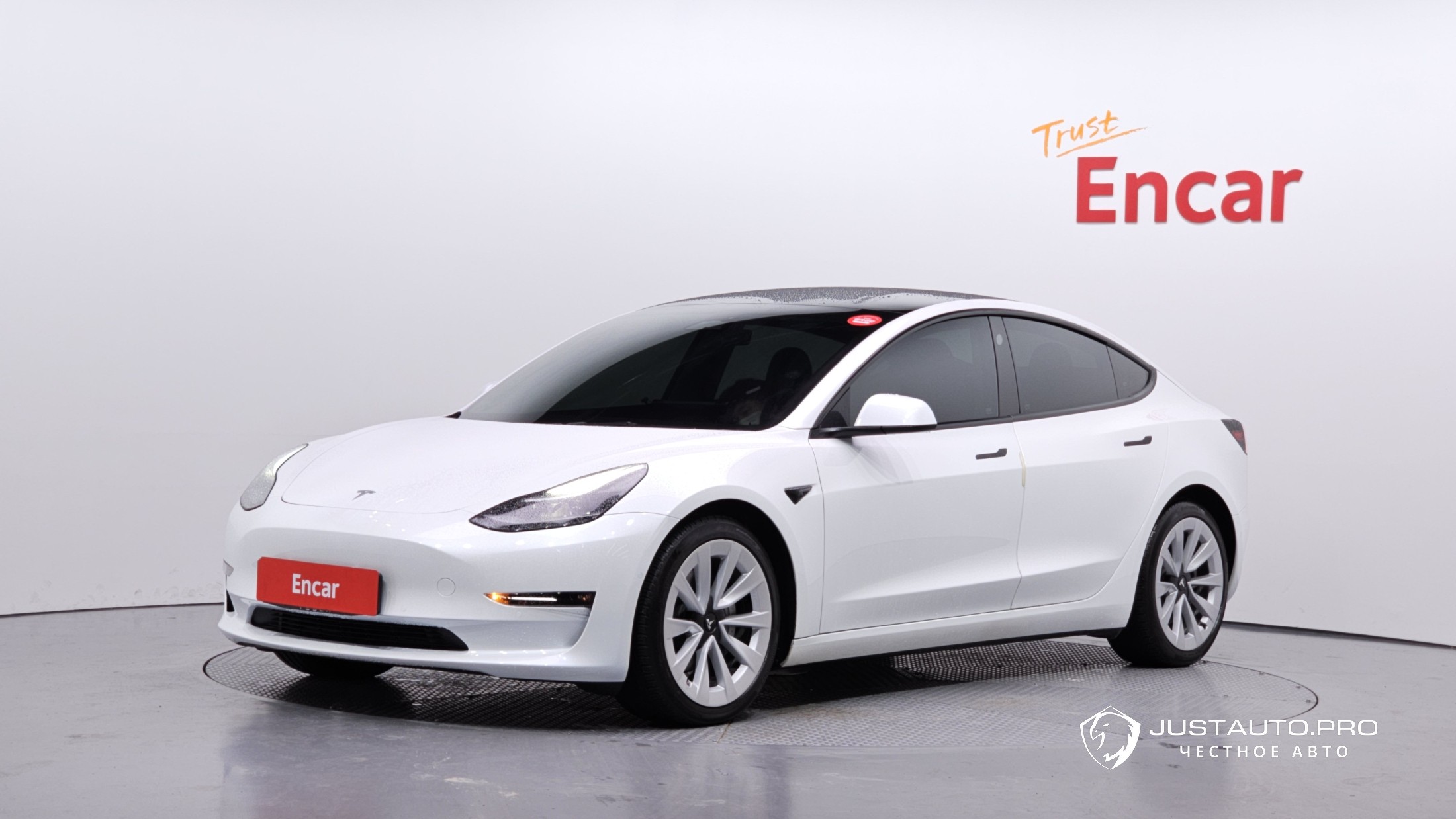 Автомобиль Tesla Model 3