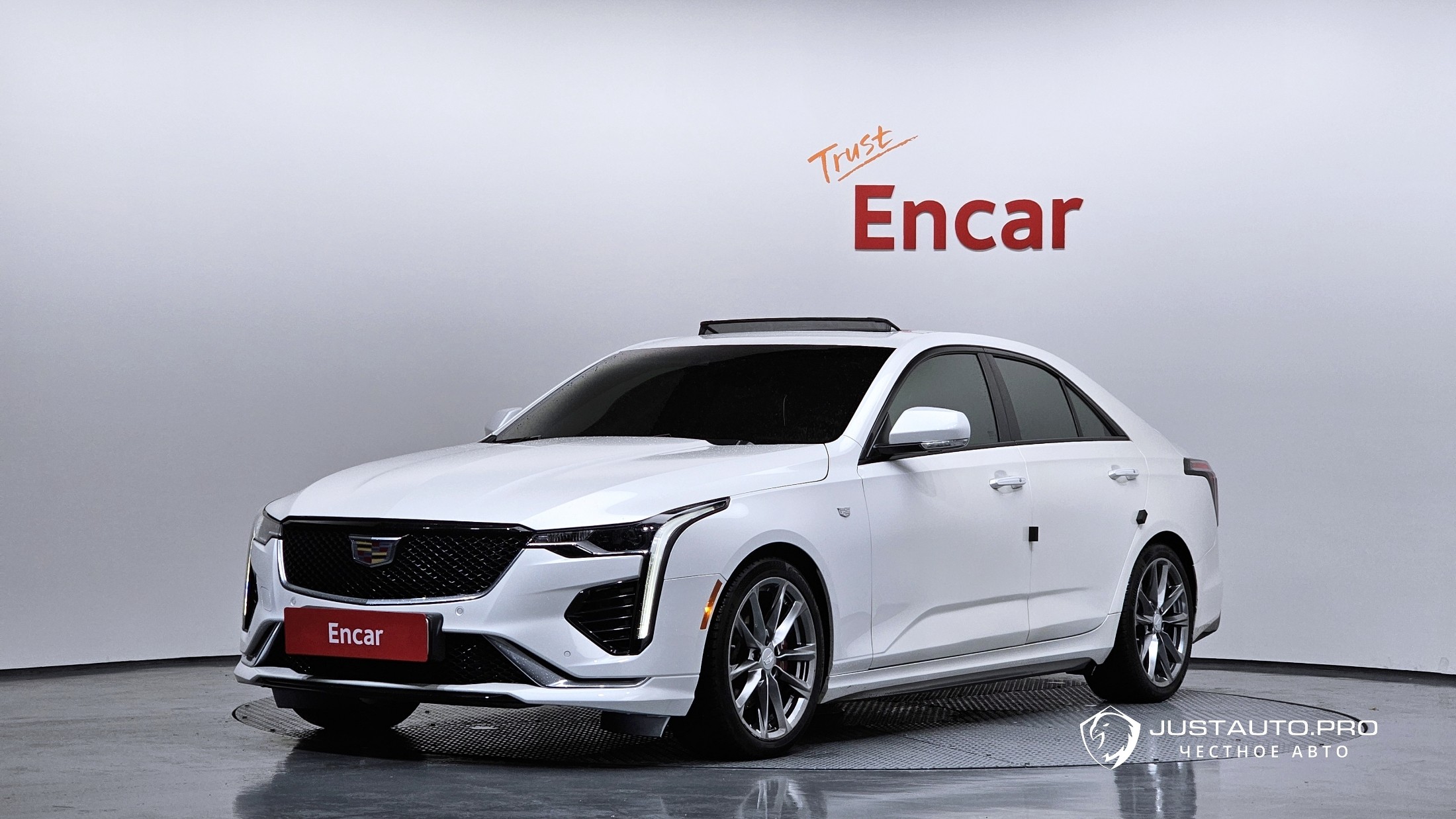 Автомобиль Cadillac CT4