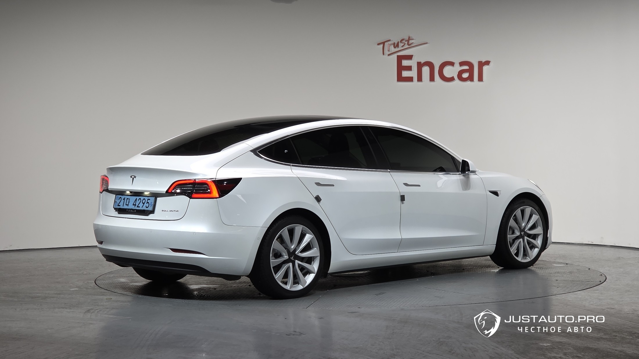 Автомобиль Tesla Model 3