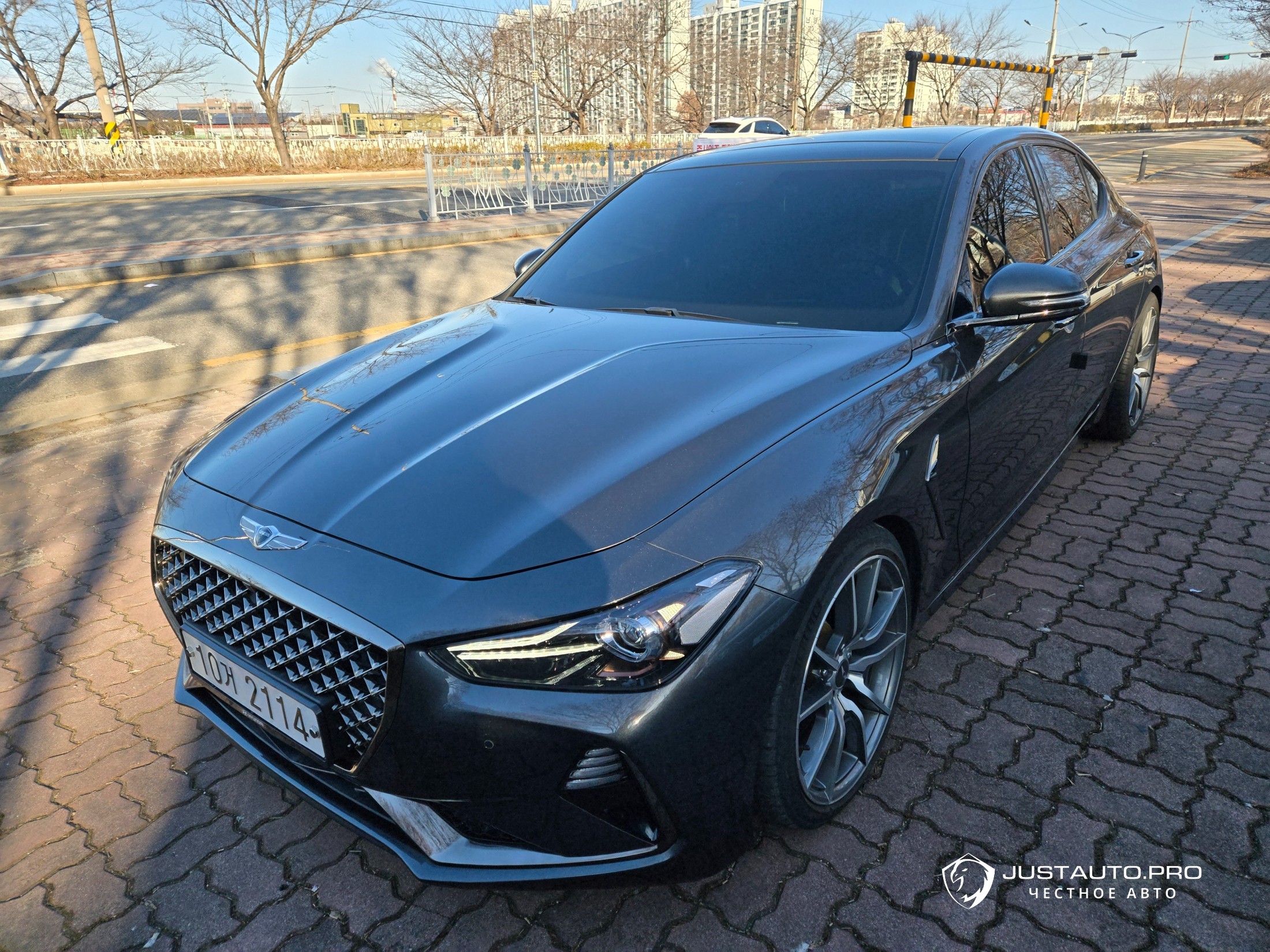 Автомобиль Genesis G70