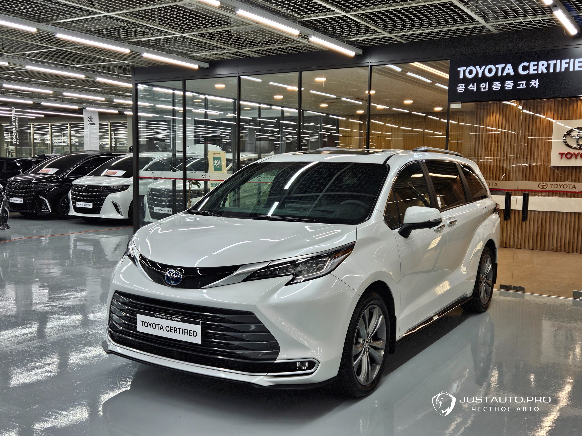 Автомобиль Toyota Sienna