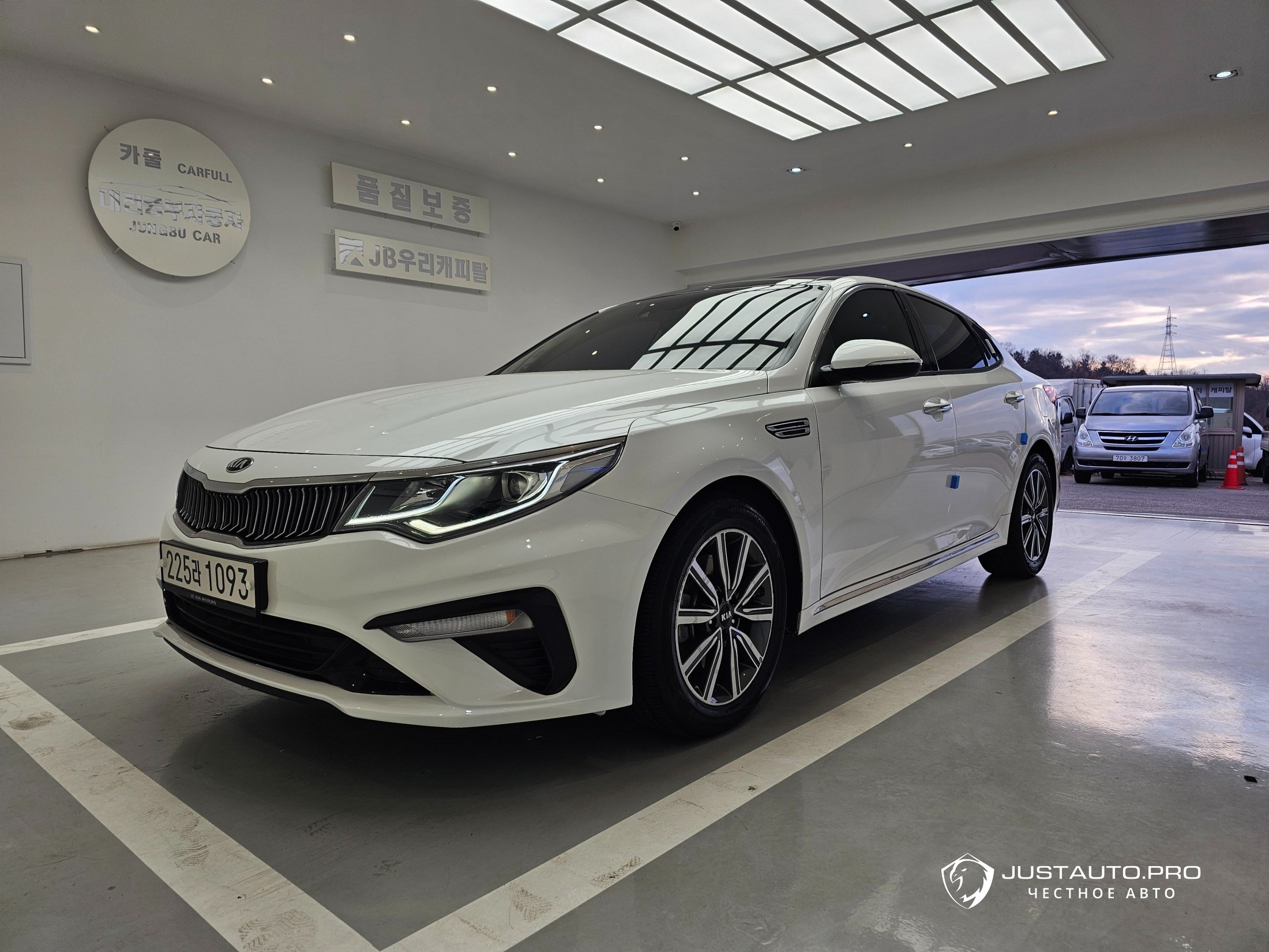 Автомобиль Kia K5