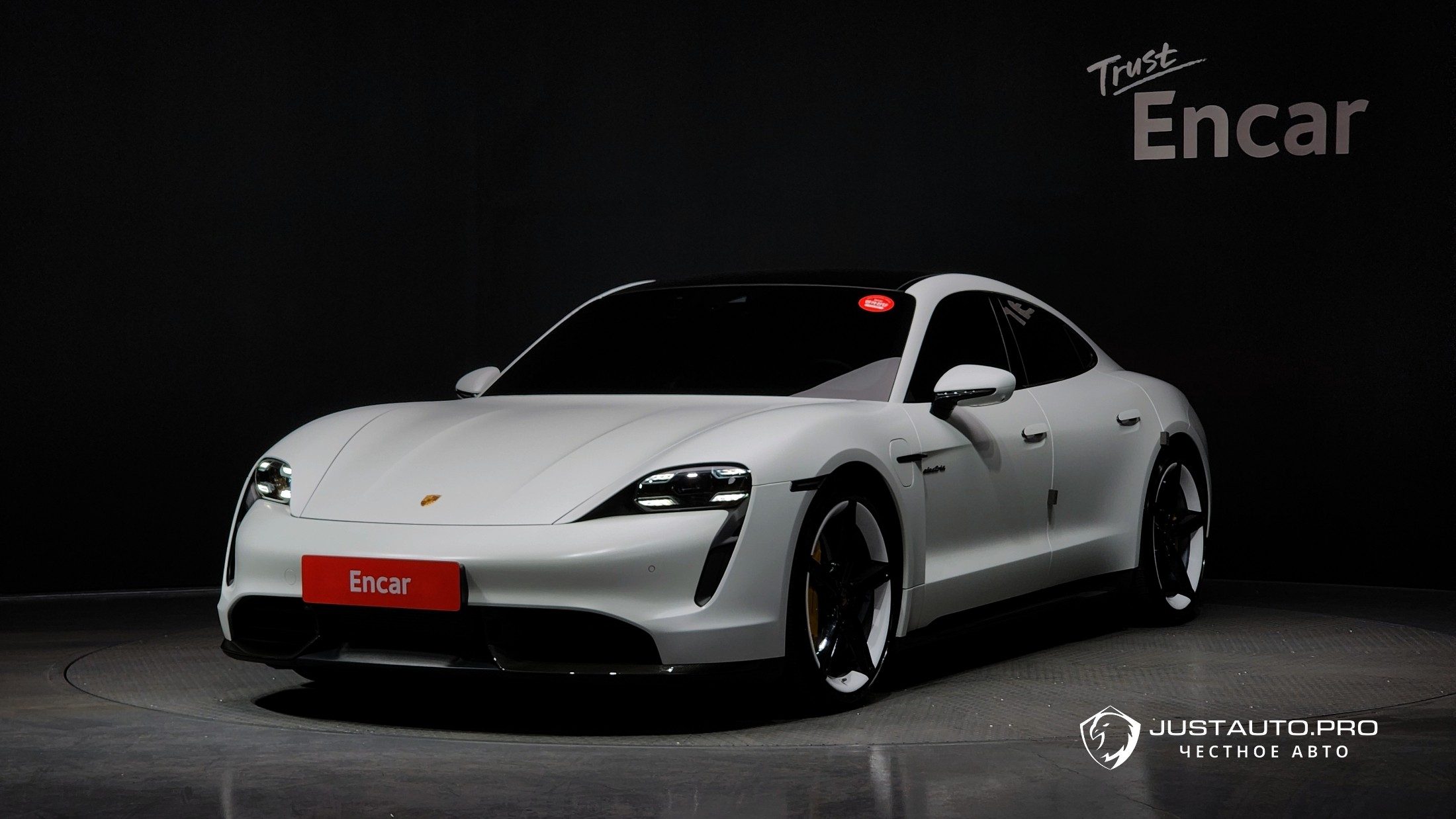 Автомобиль Porsche Taycan