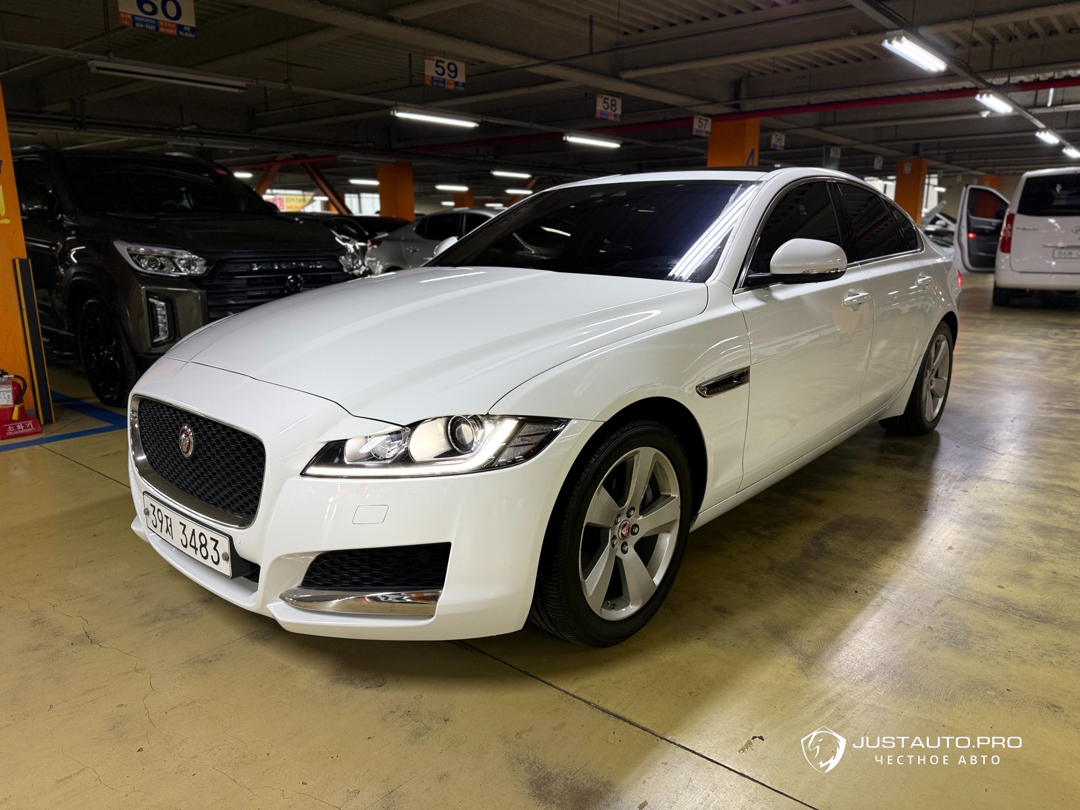 Автомобиль Jaguar XF
