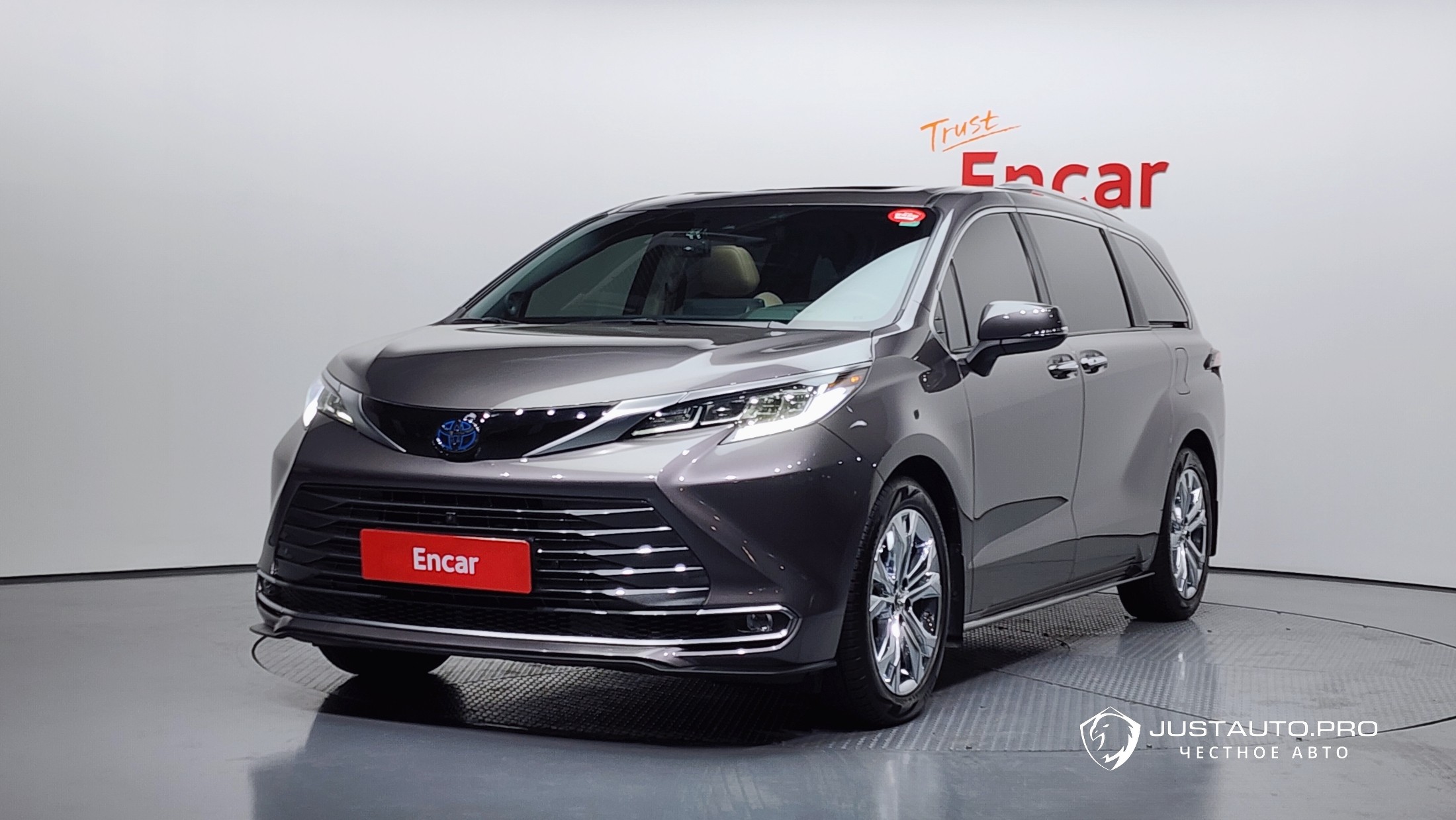 Автомобиль Toyota Sienna