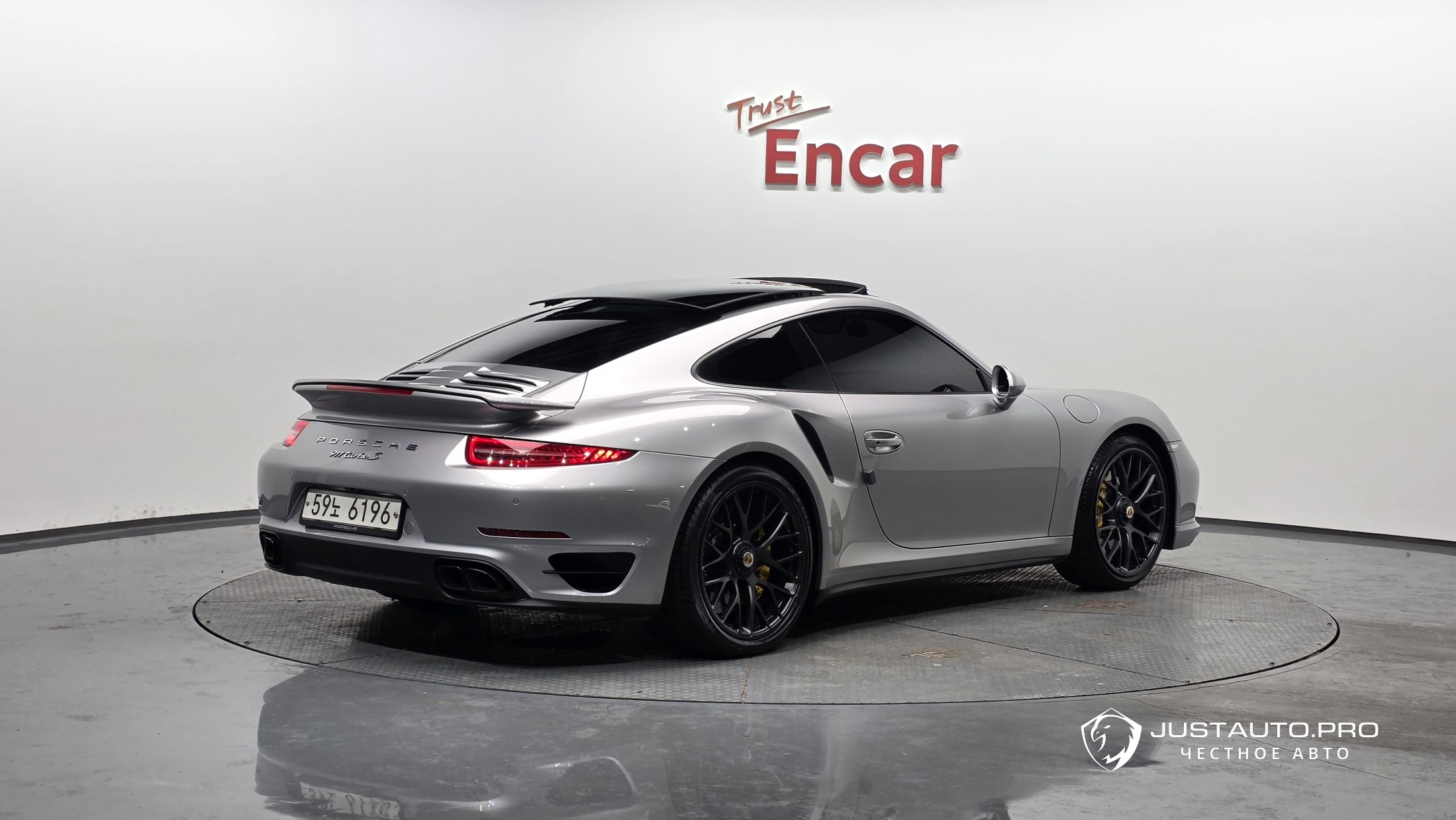 Автомобиль Porsche 911