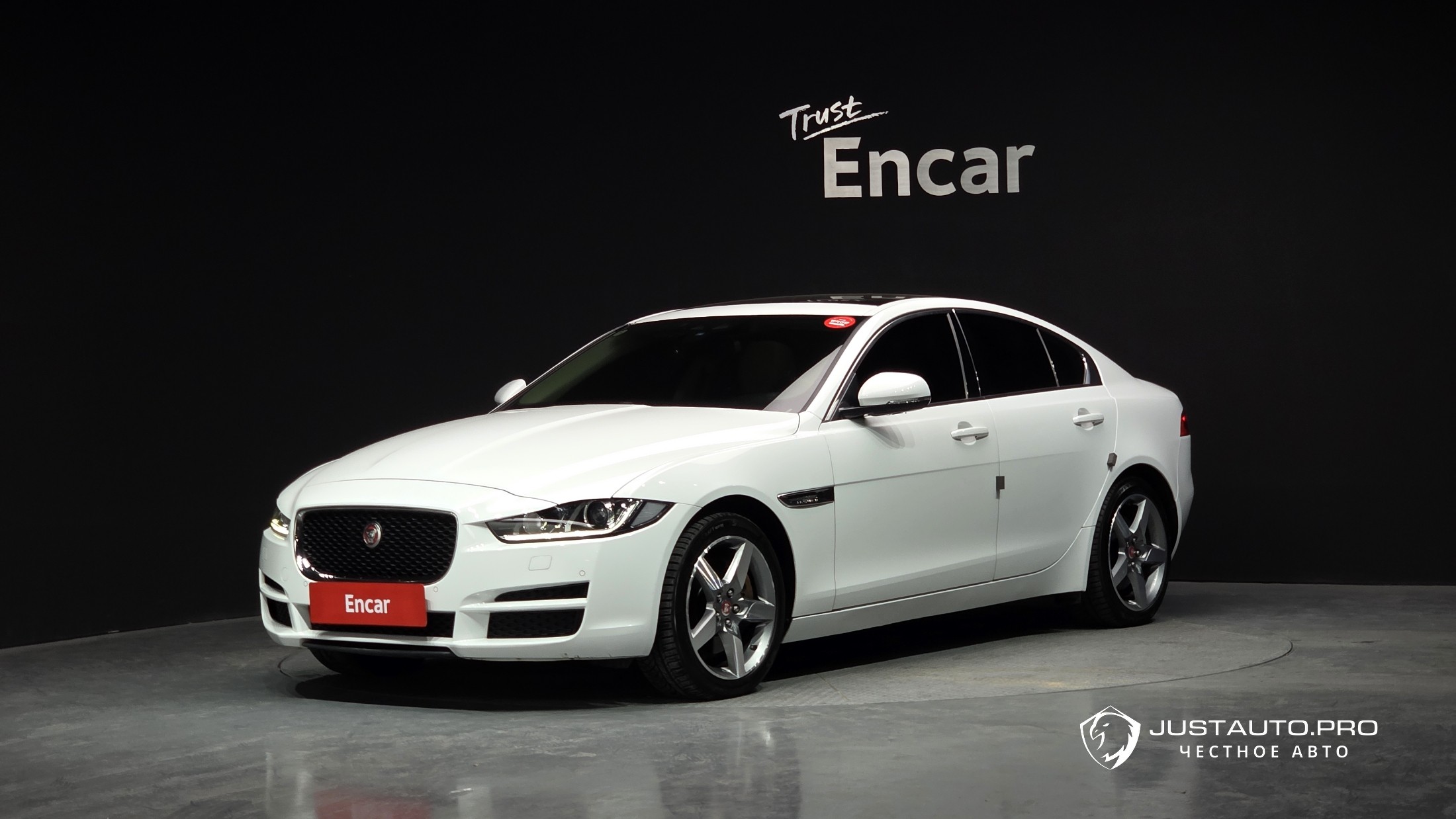 Автомобиль Jaguar XE
