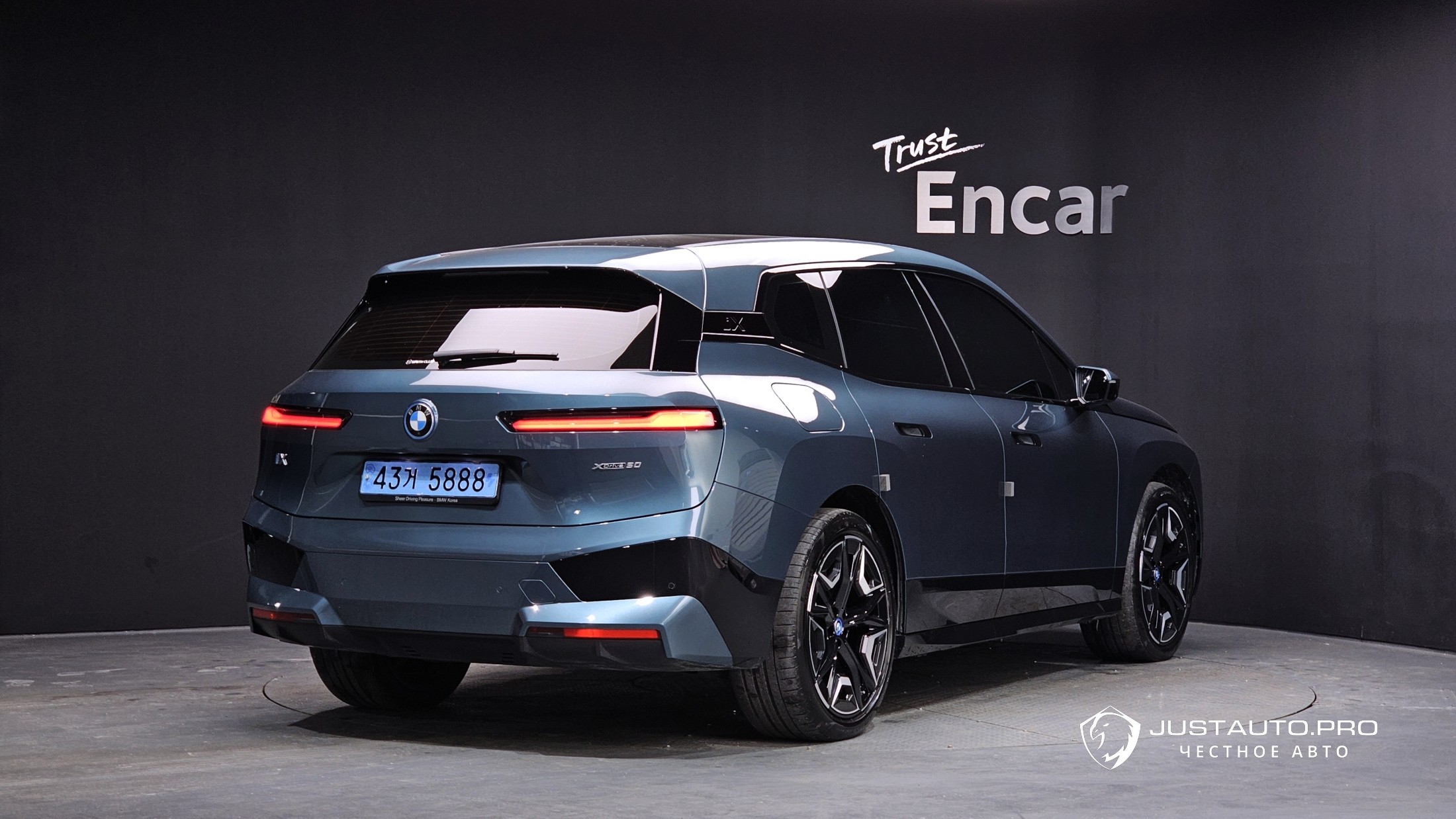 Автомобиль BMW iX