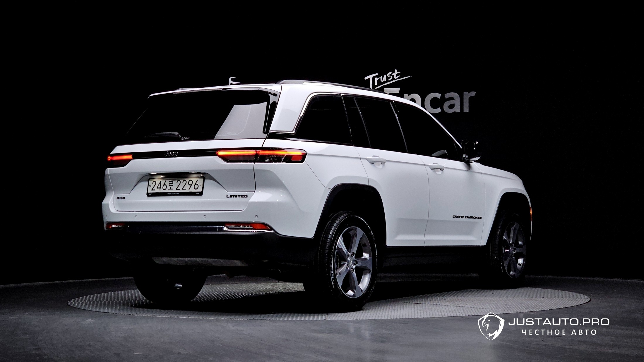 Автомобиль Jeep Cherokee