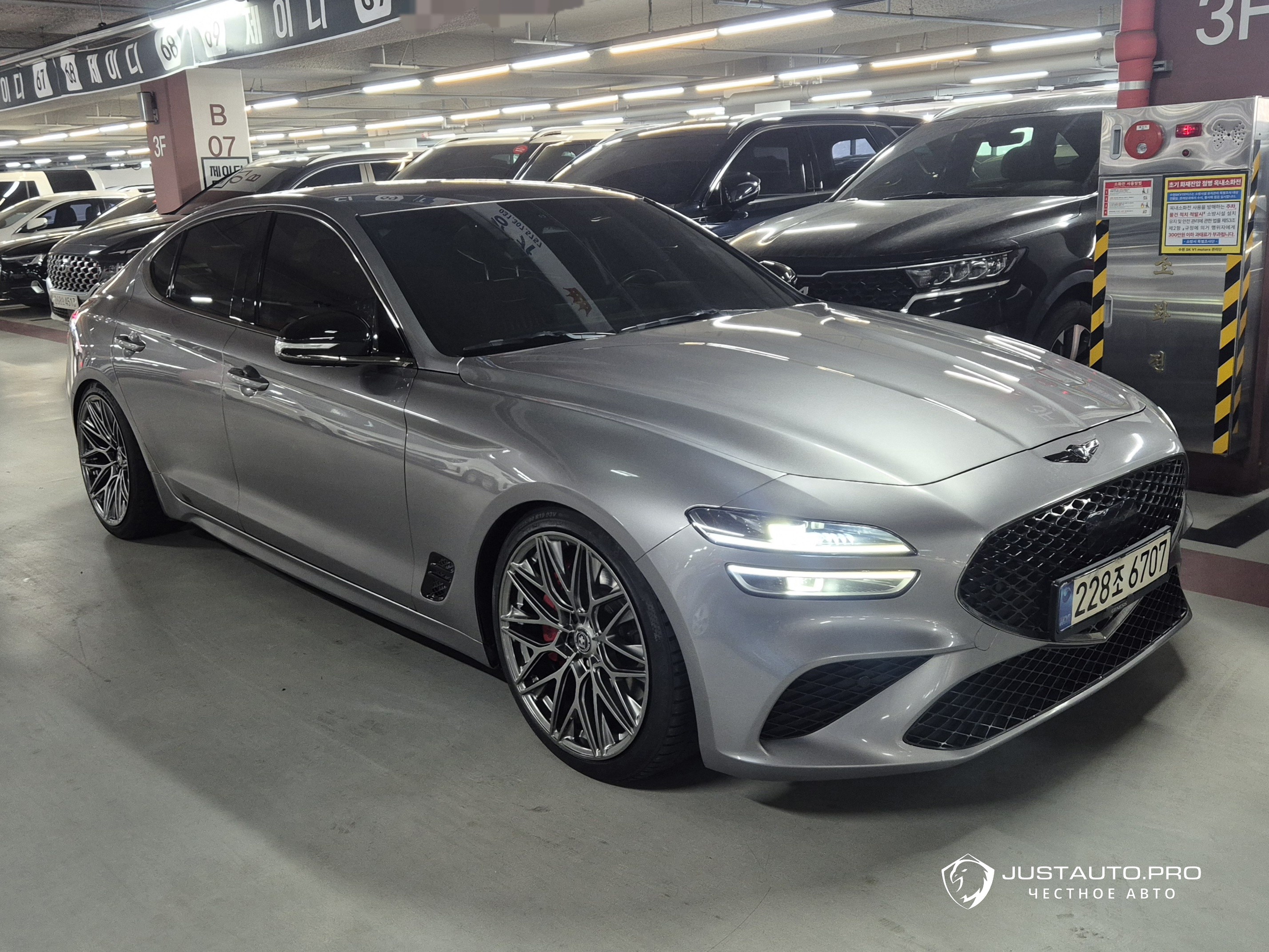Автомобиль Genesis G70
