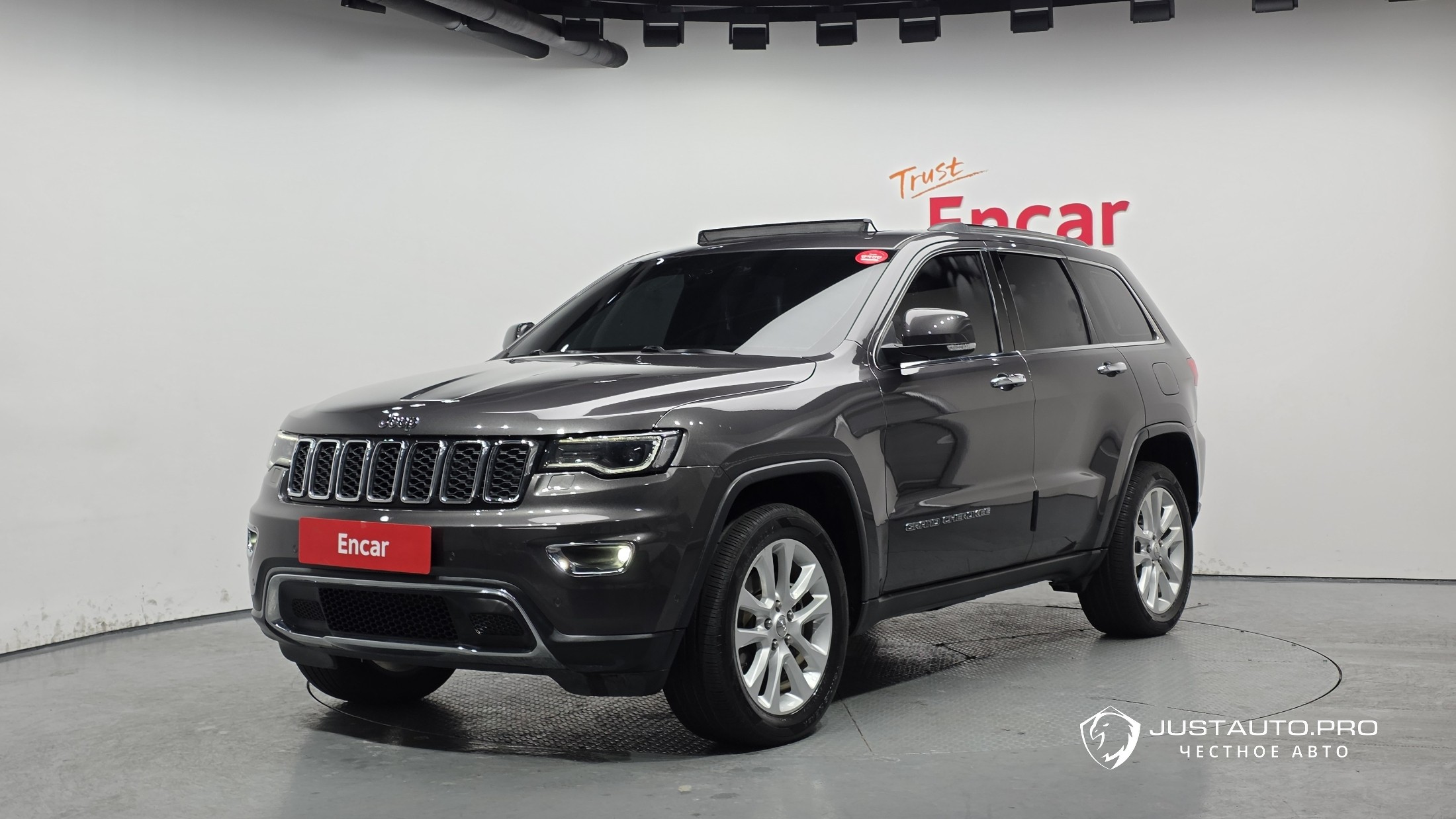 Автомобиль Jeep Cherokee
