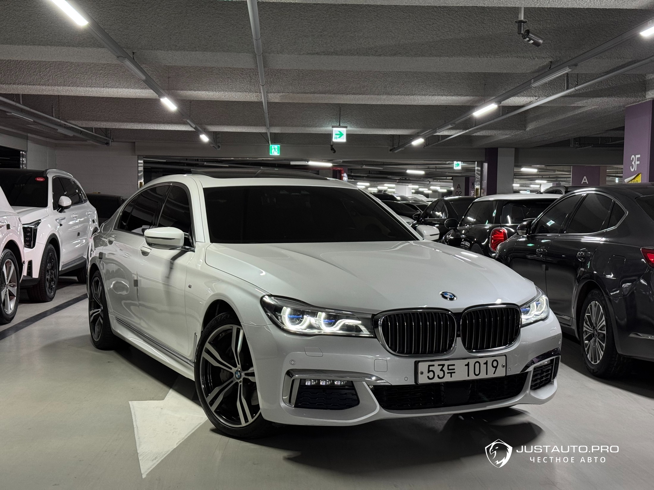 Автомобиль BMW 7-Series