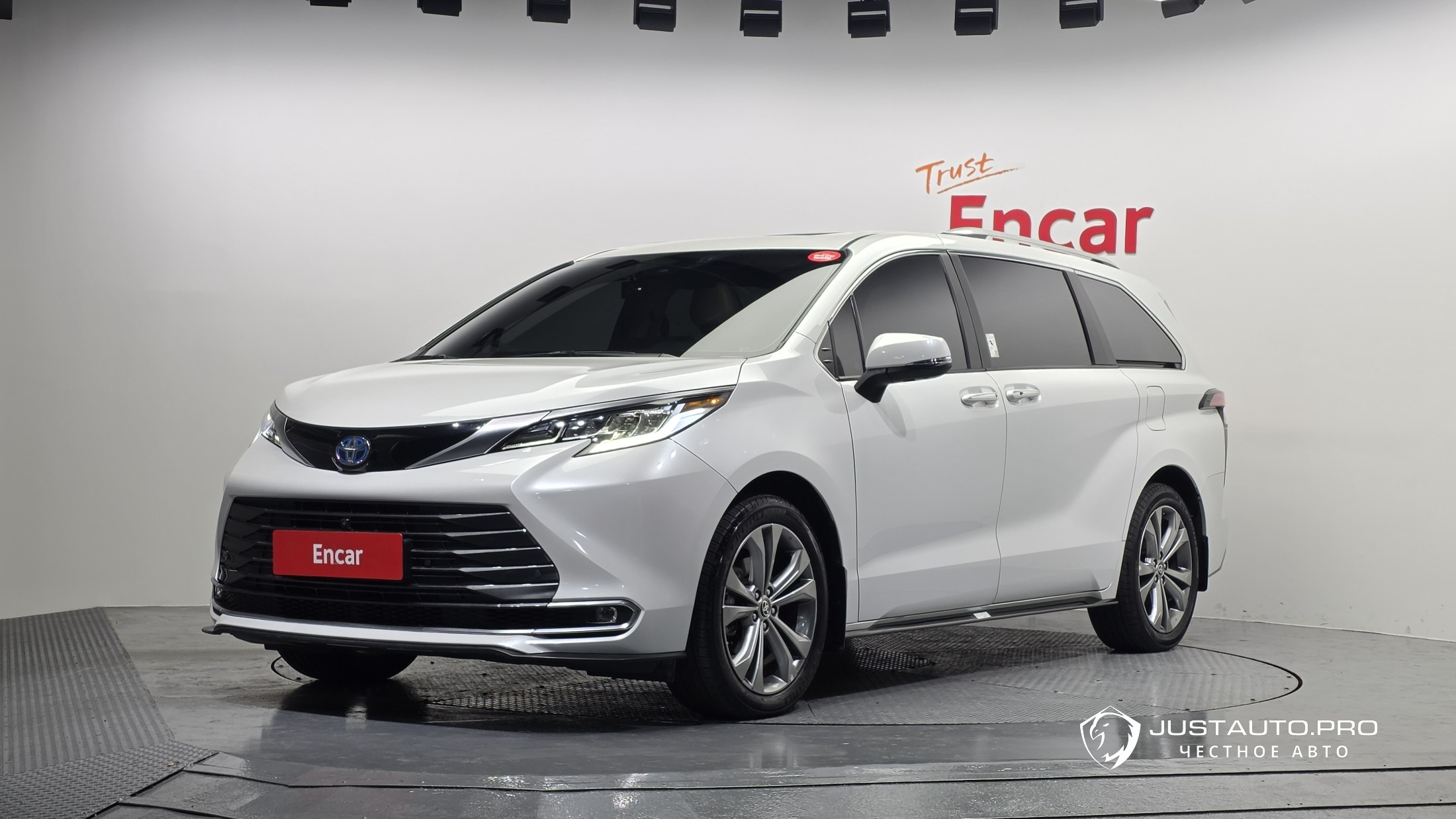 Автомобиль Toyota Sienna