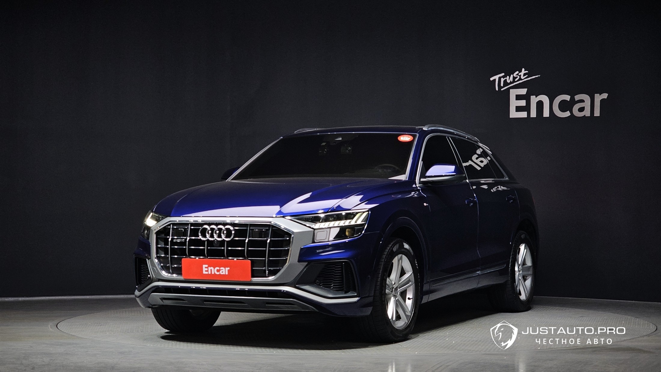 Автомобиль Audi Q8