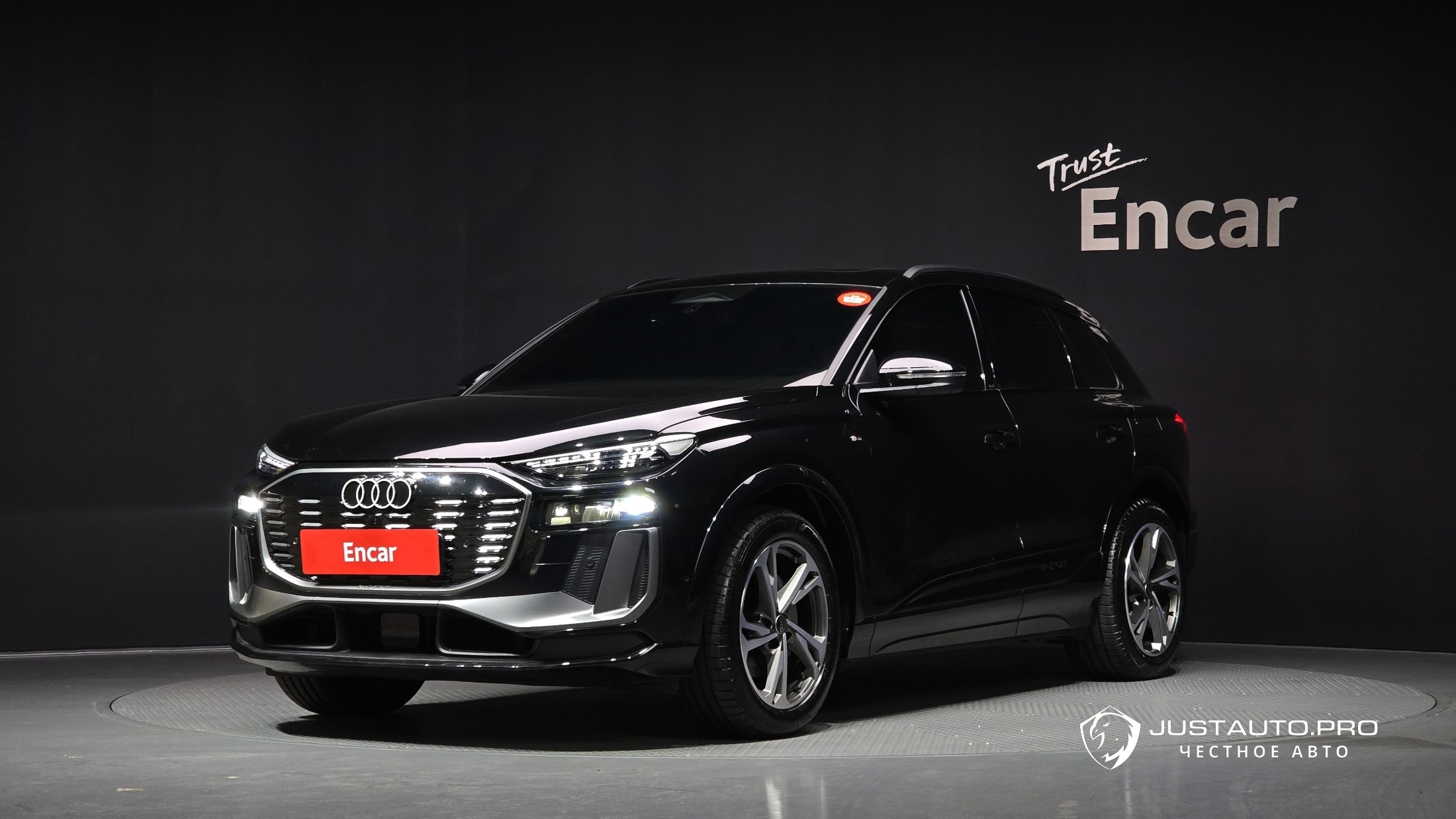Автомобиль Audi Q6 e-tron