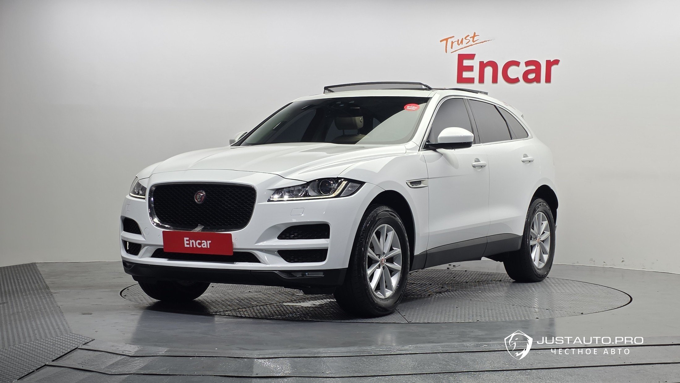 Автомобиль Jaguar F-PACE