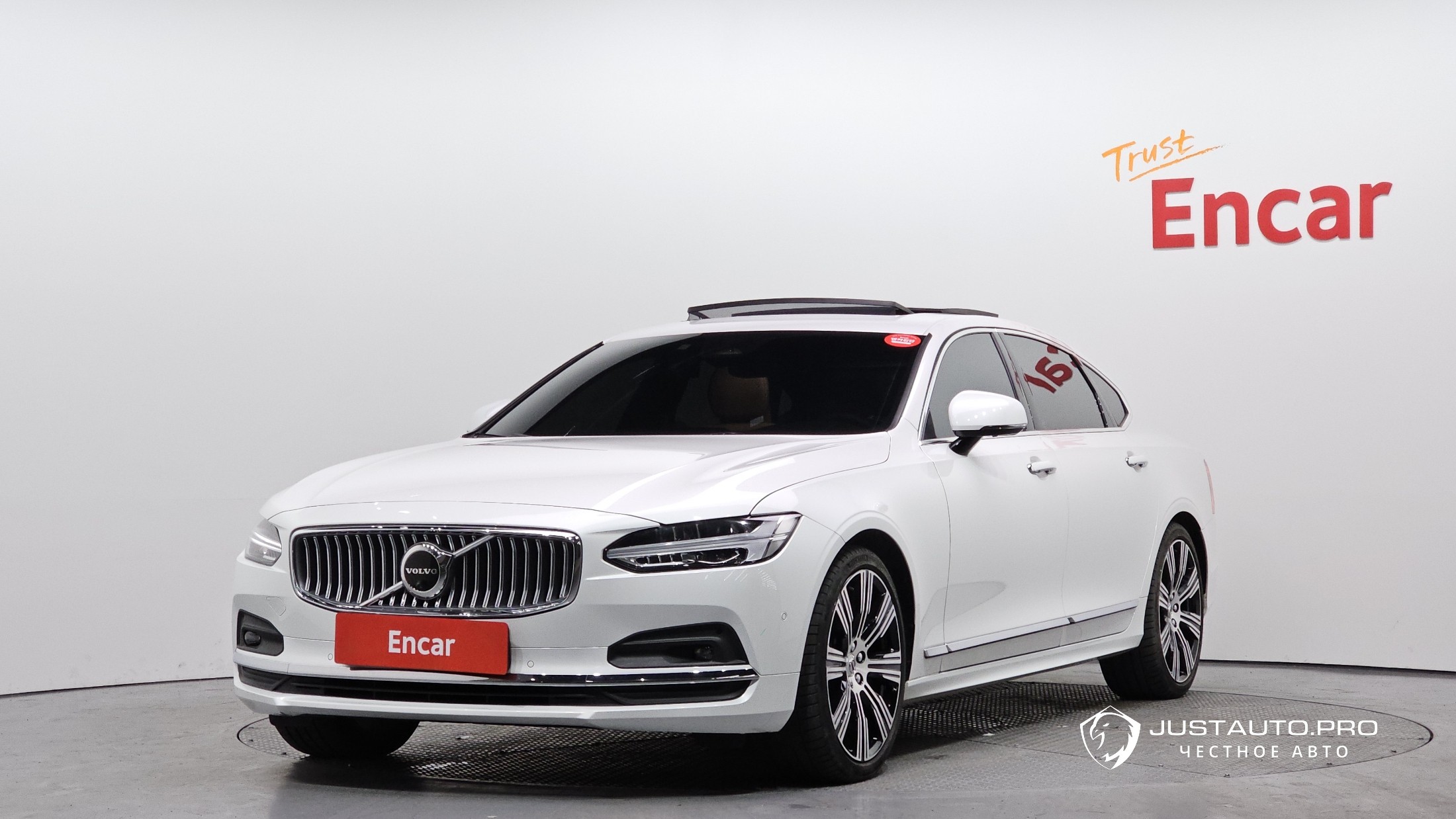 Автомобиль Volvo S90