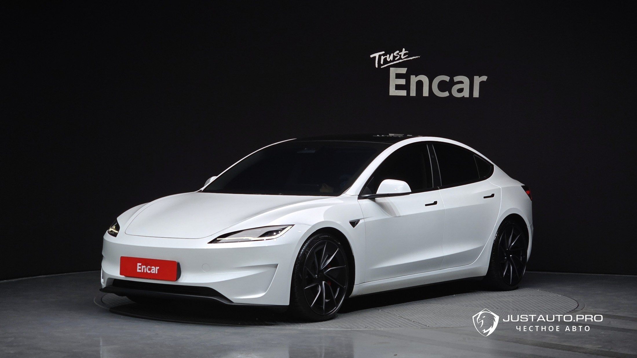 Автомобиль Tesla Model 3