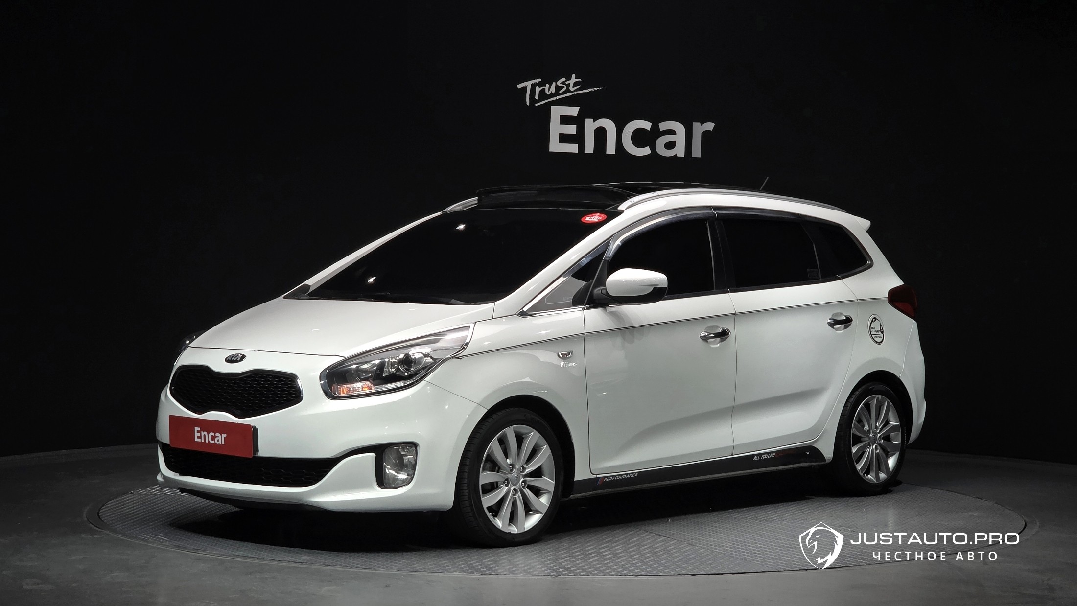 Автомобиль Kia Carens