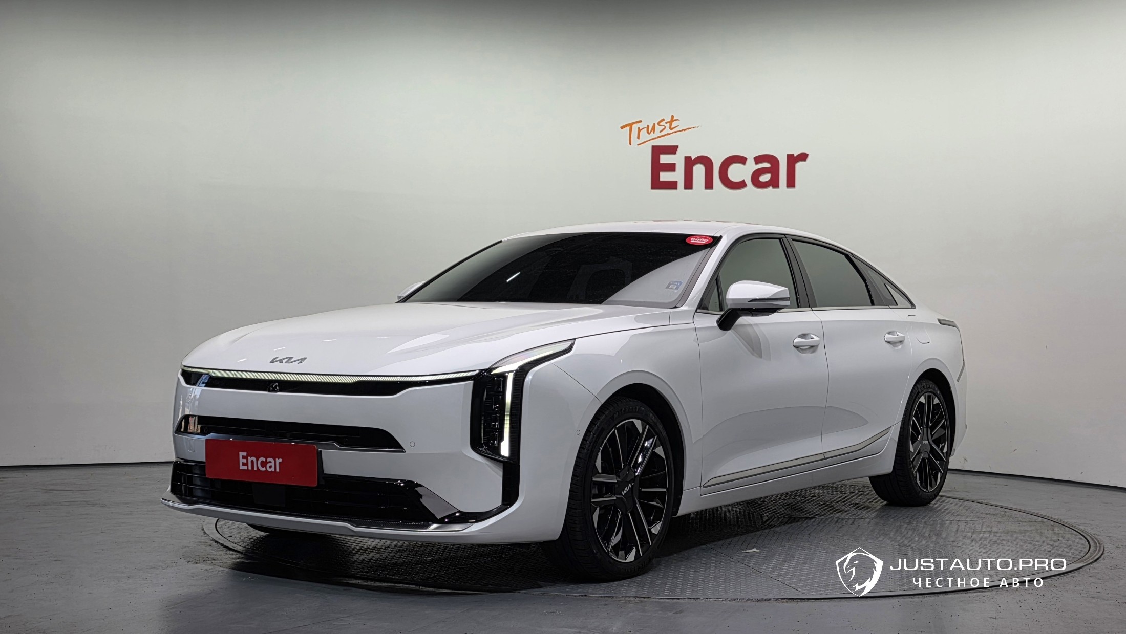Автомобиль Kia K8