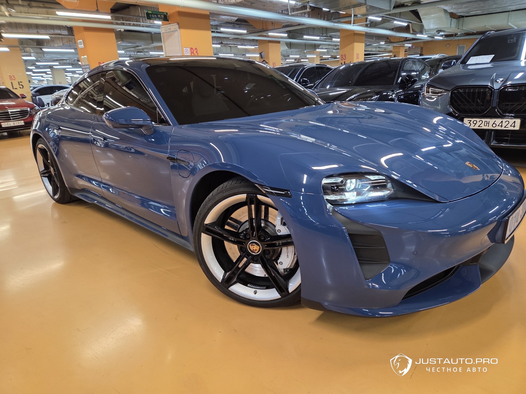 Автомобиль Porsche Taycan