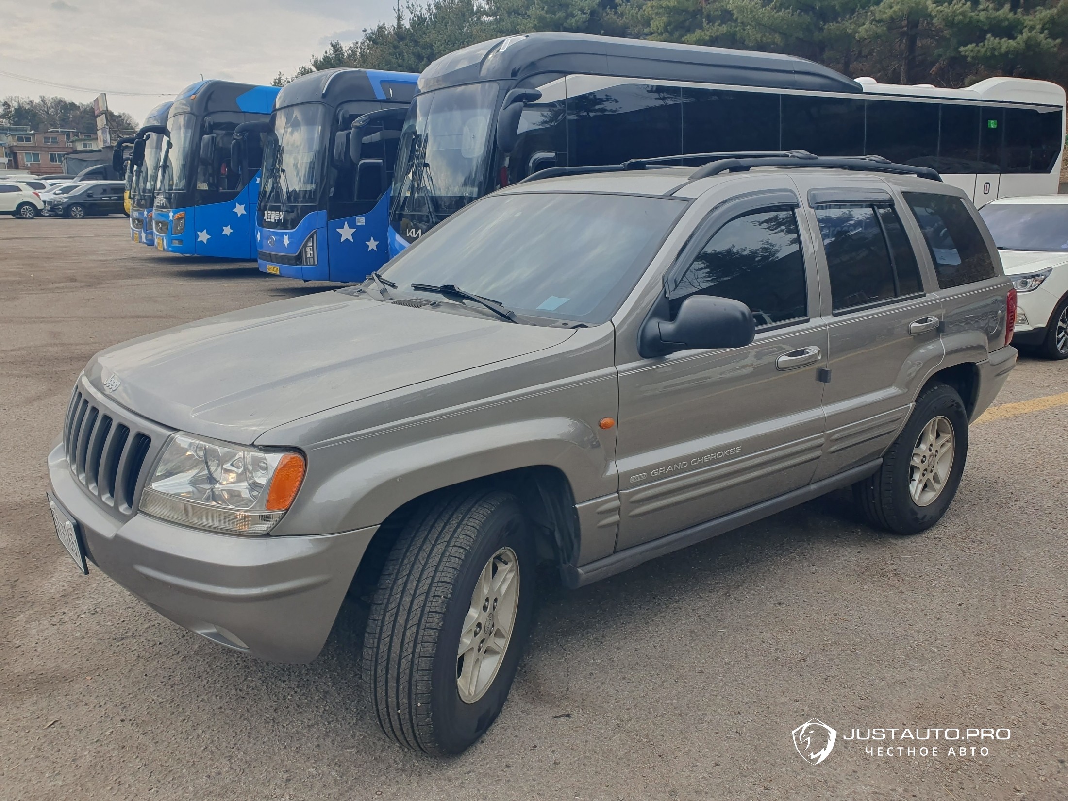 Автомобиль Jeep Cherokee