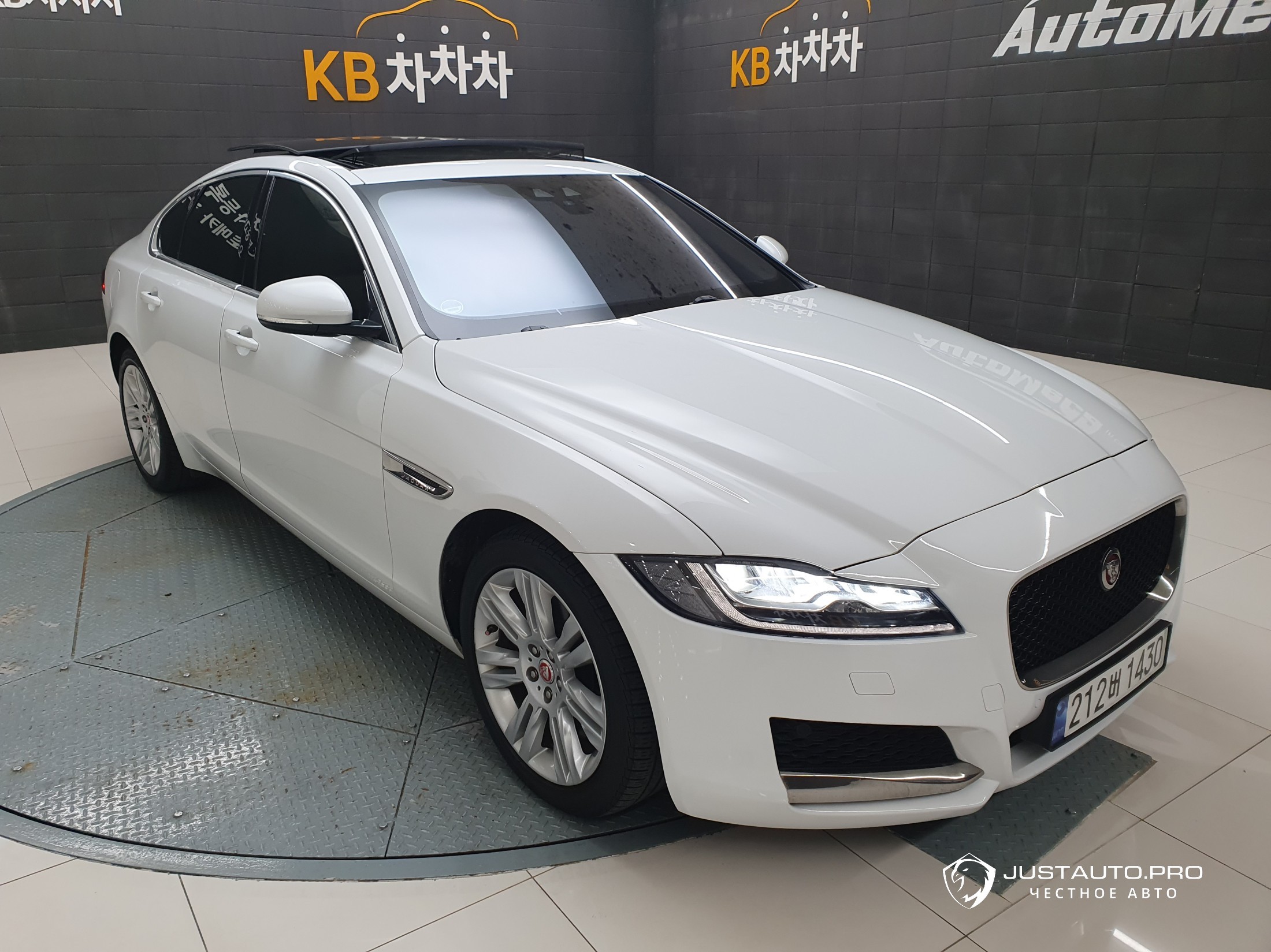 Автомобиль Jaguar XF