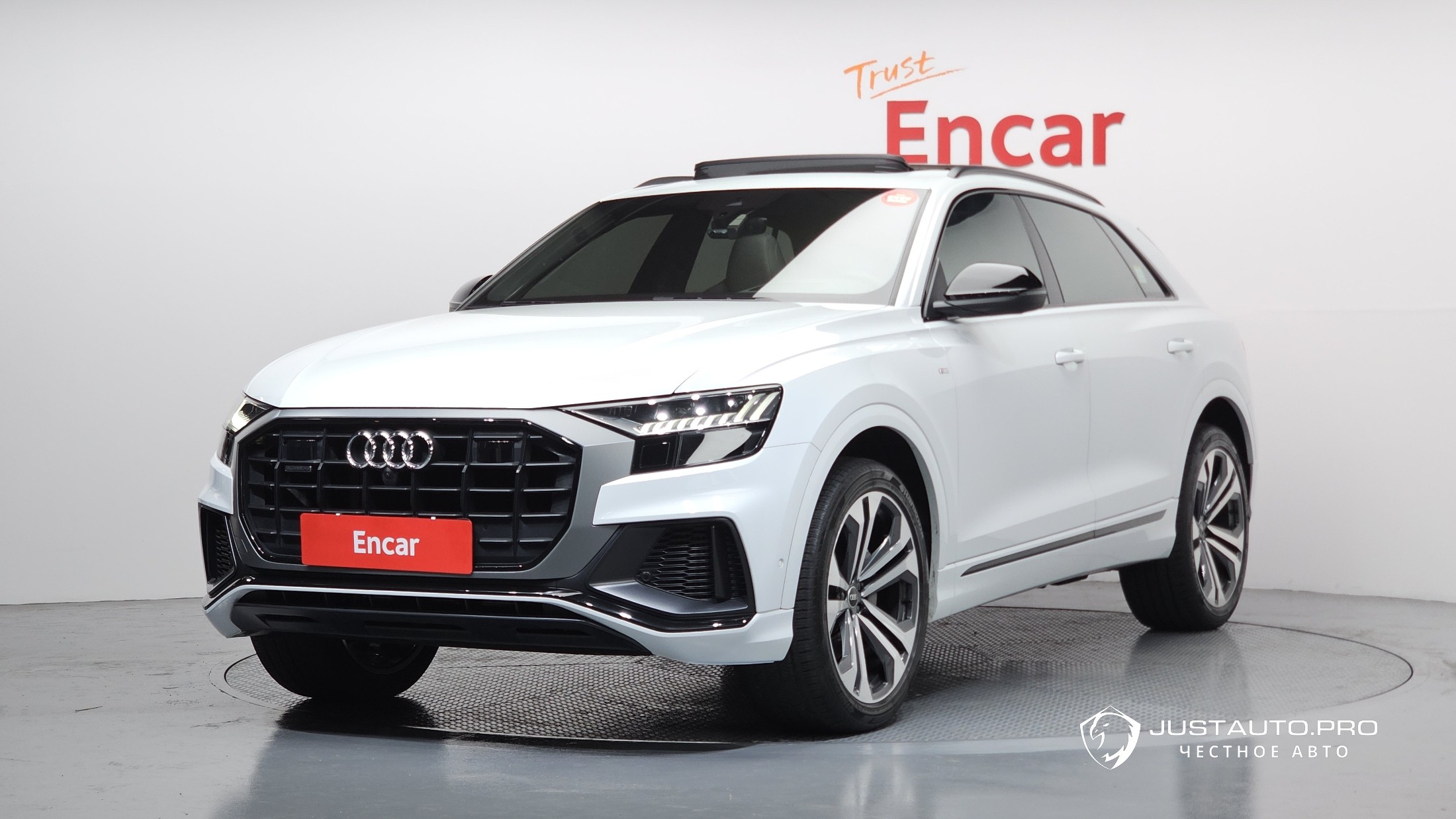 Автомобиль Audi Q8