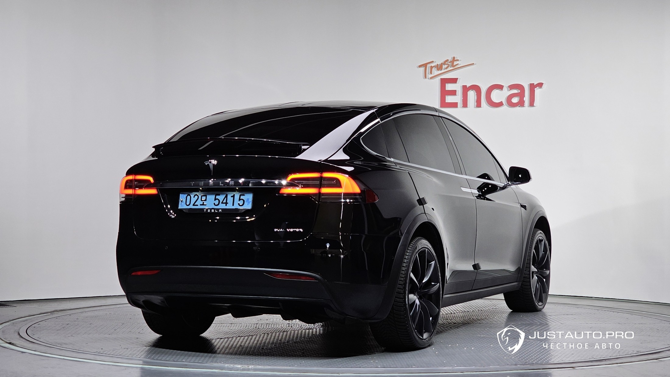 Автомобиль Tesla Model X