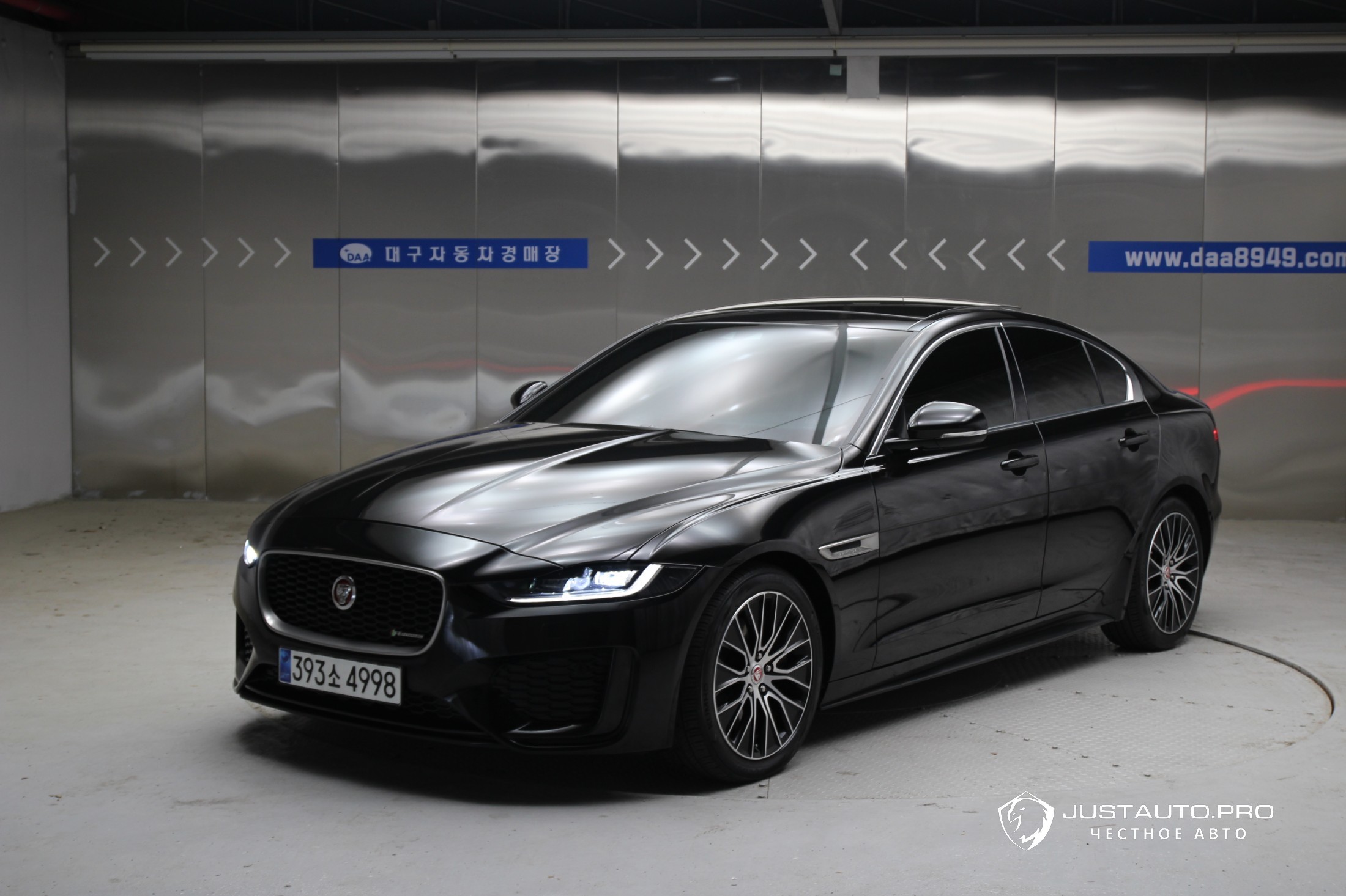 Автомобиль Jaguar XE