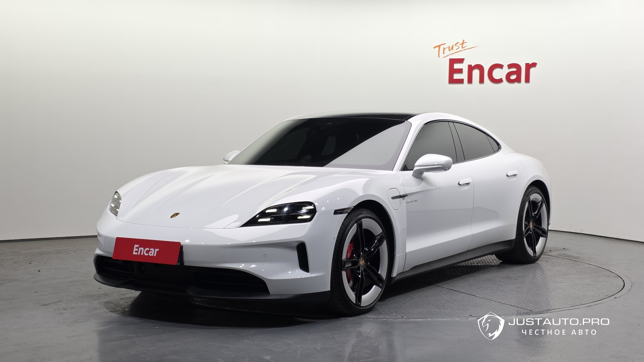 Автомобиль Porsche Taycan