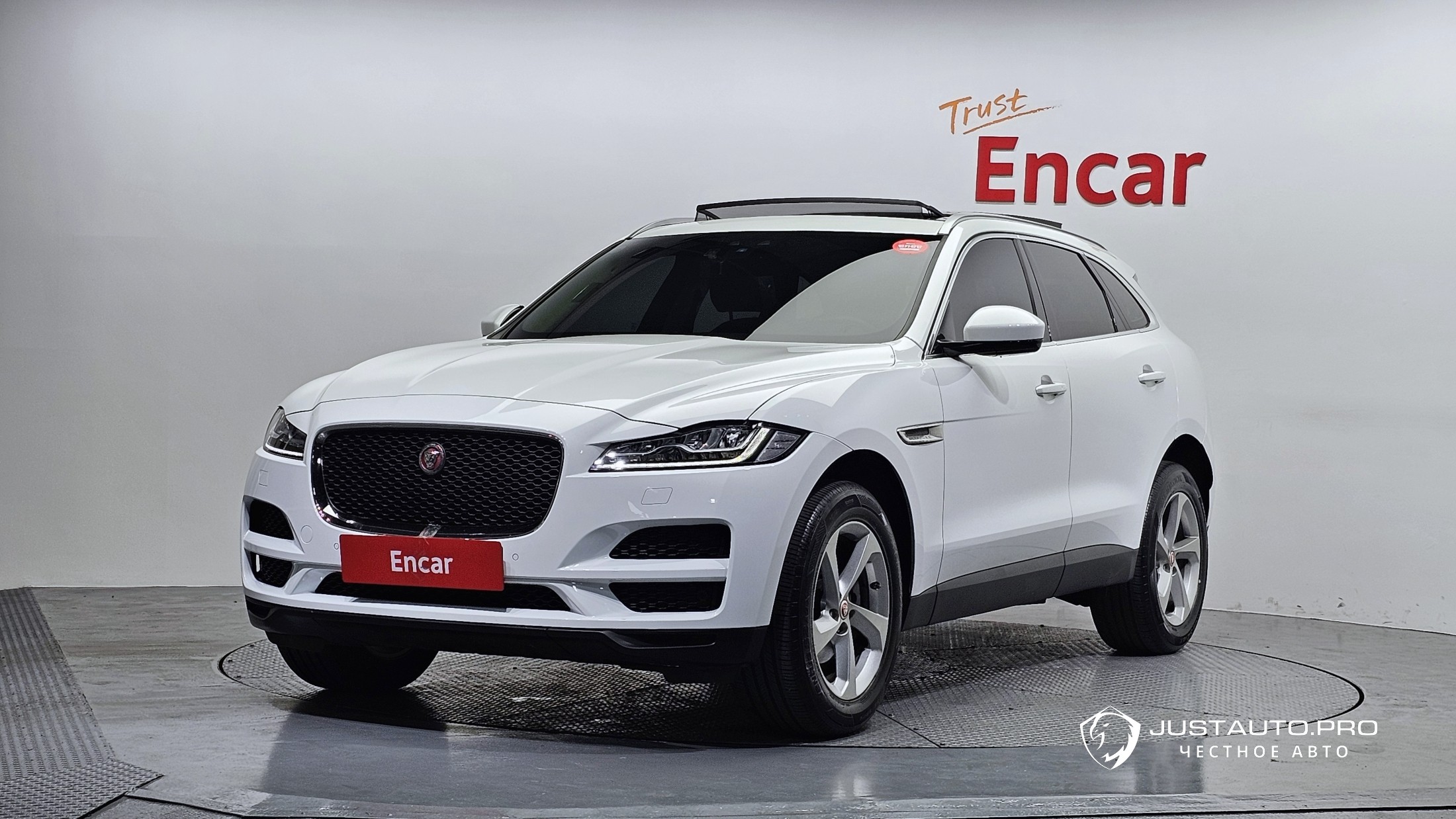 Автомобиль Jaguar F-PACE