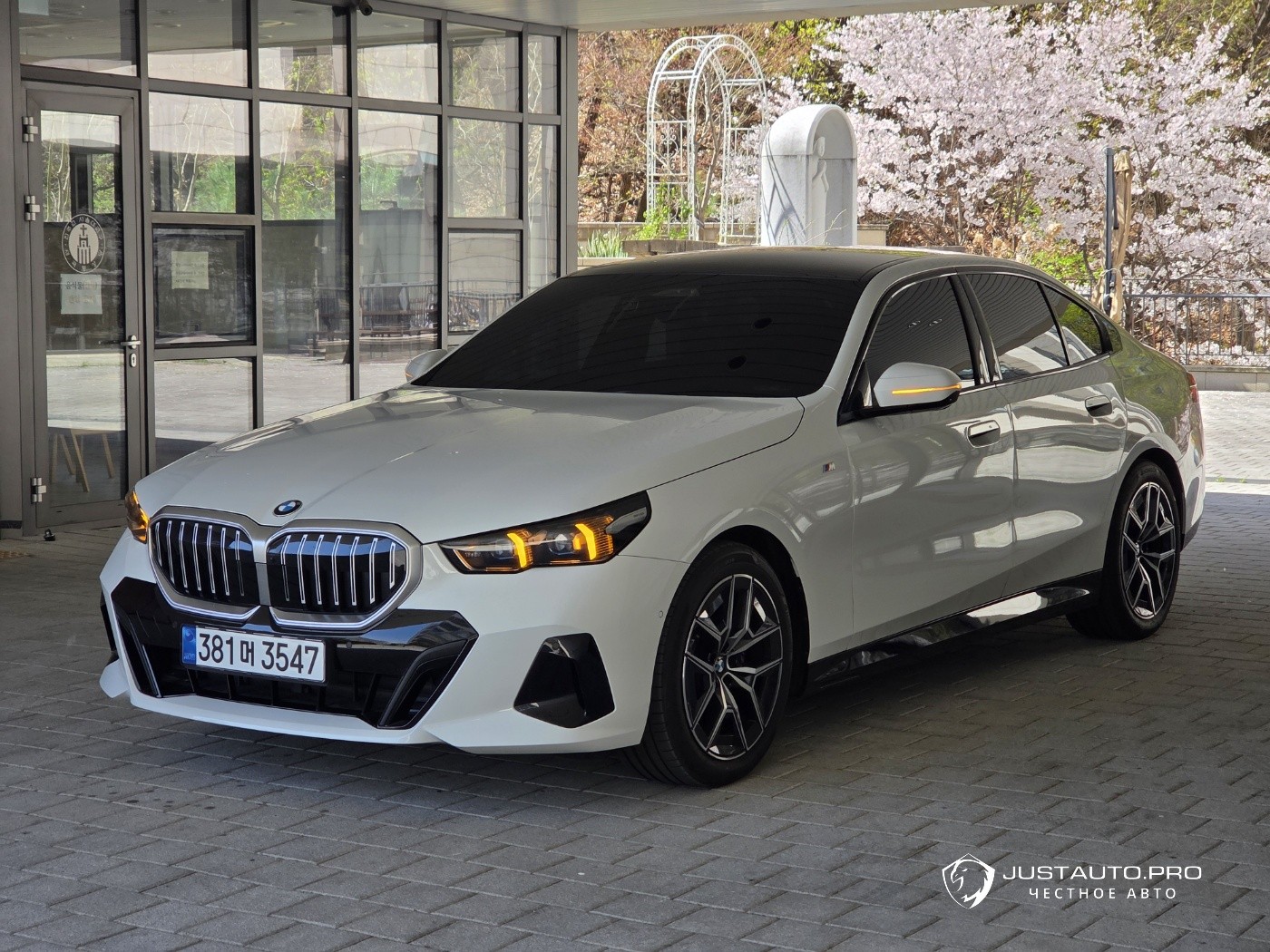 Автомобиль BMW 5-Series