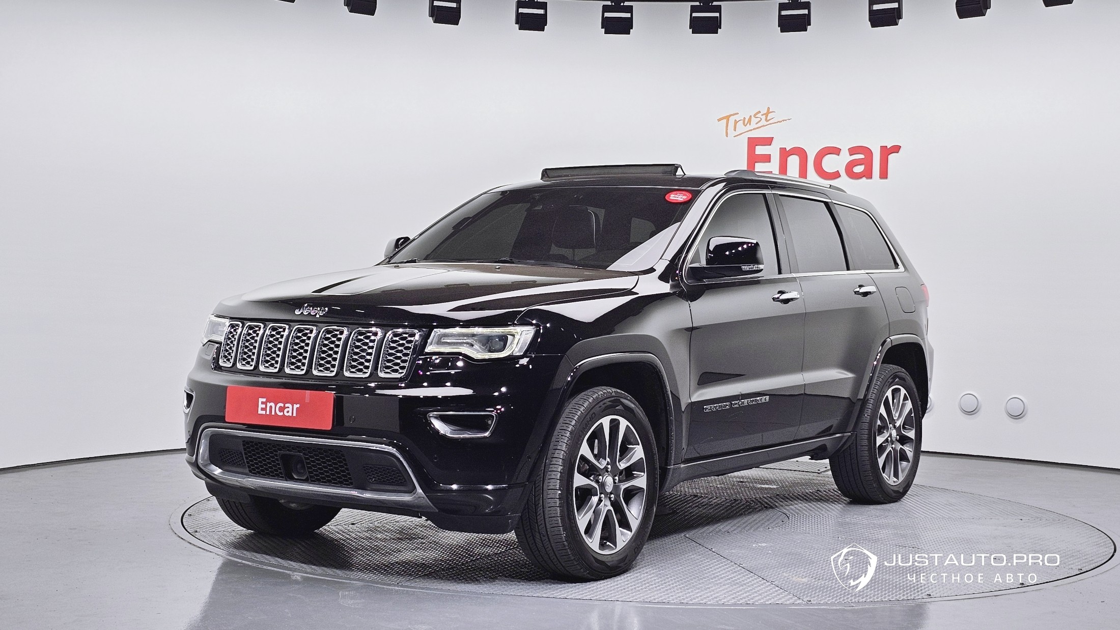 Автомобиль Jeep Cherokee