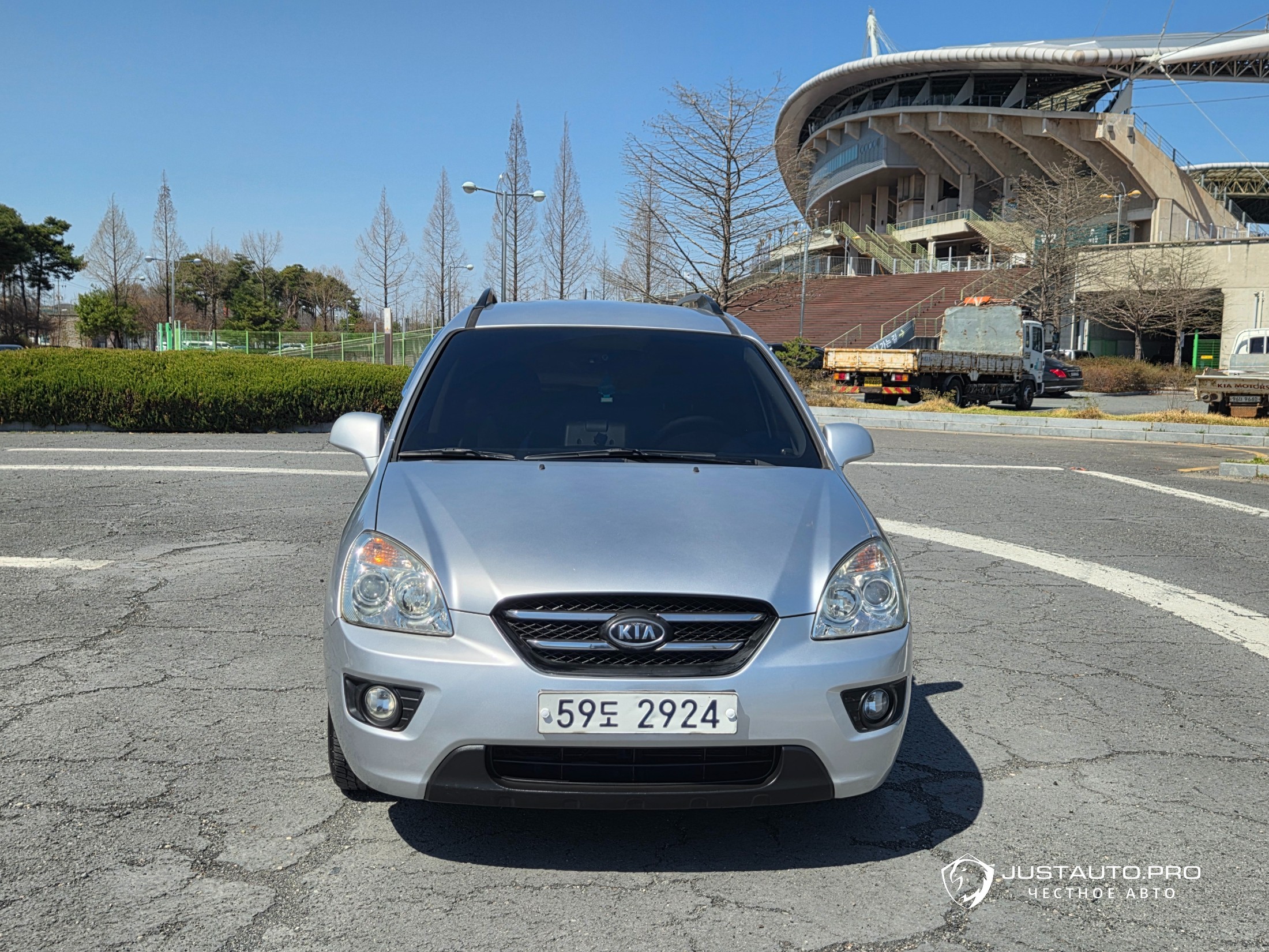 Автомобиль Kia Carens