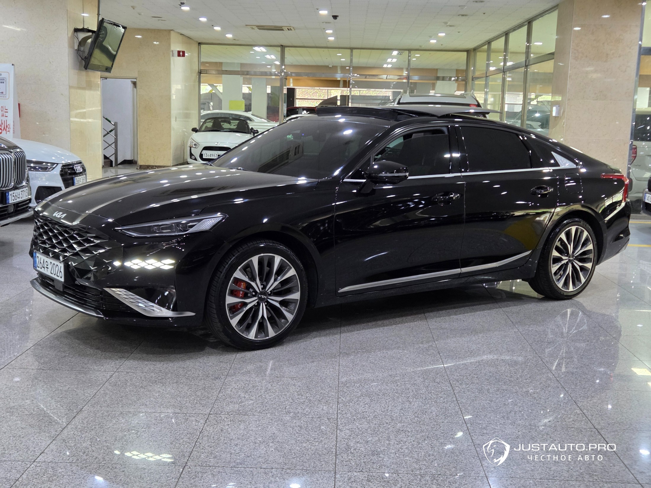 Автомобиль Kia K8