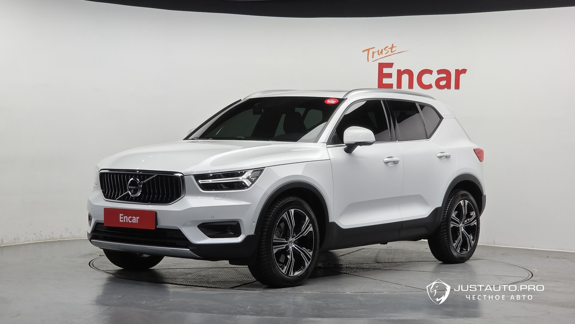 Автомобиль Volvo XC40