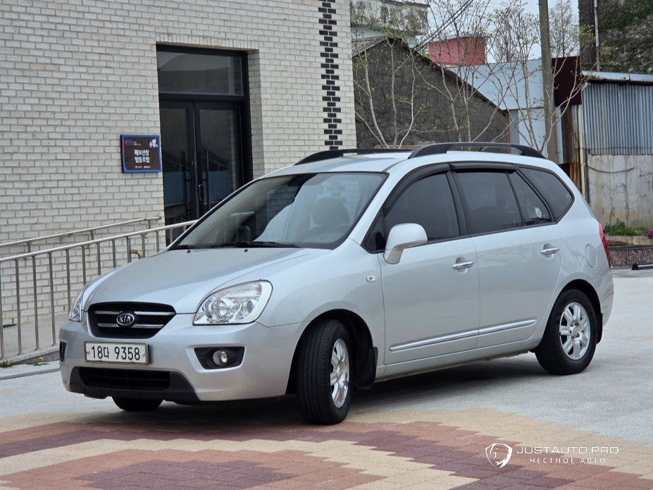 Автомобиль Kia Carens