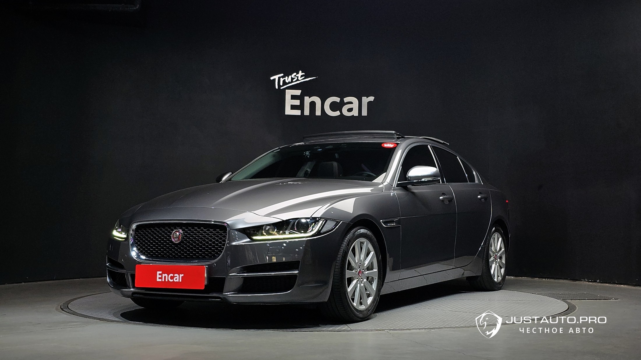 Автомобиль Jaguar XE