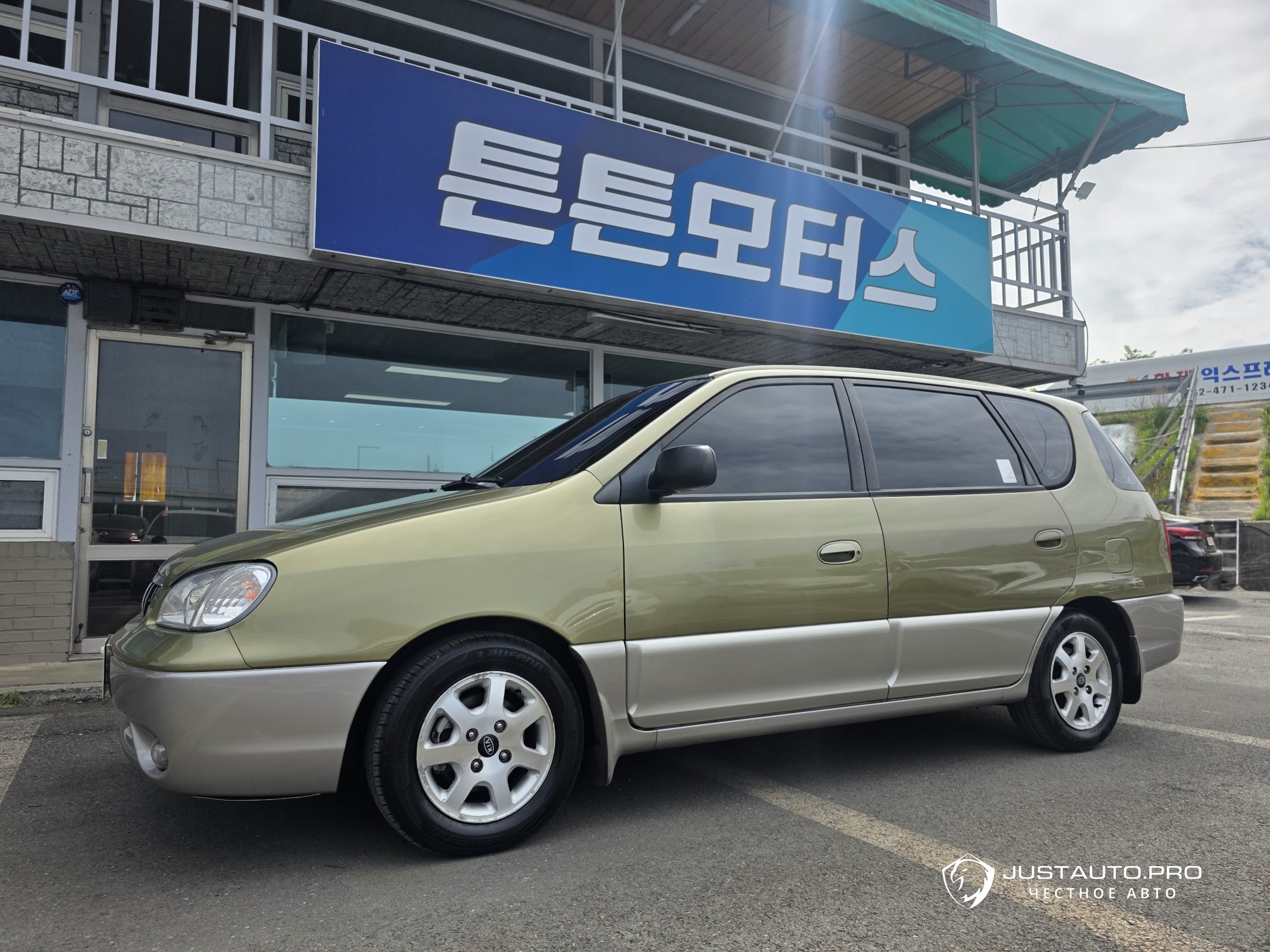 Автомобиль Kia Carens