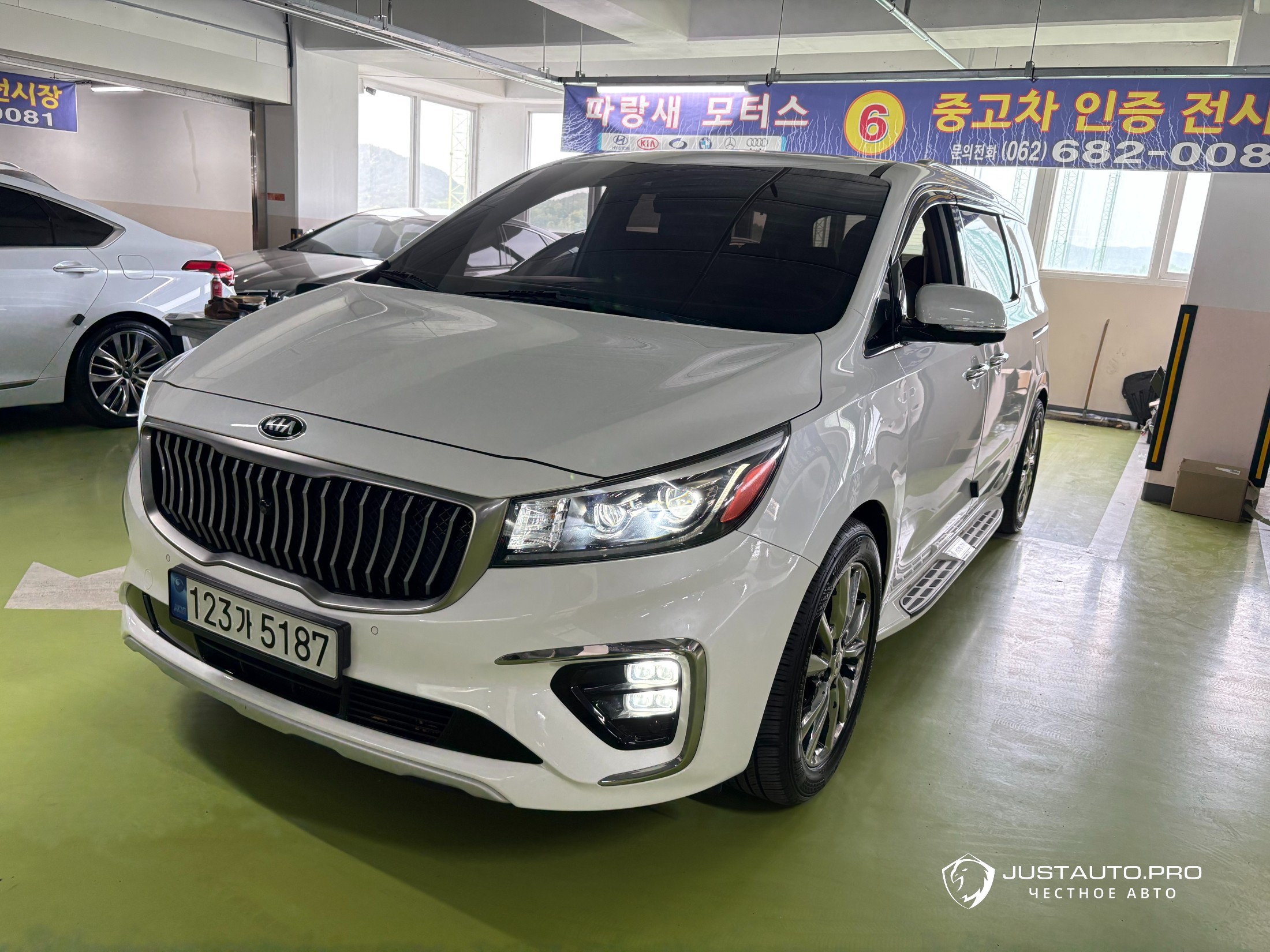 Автомобиль Kia Canival