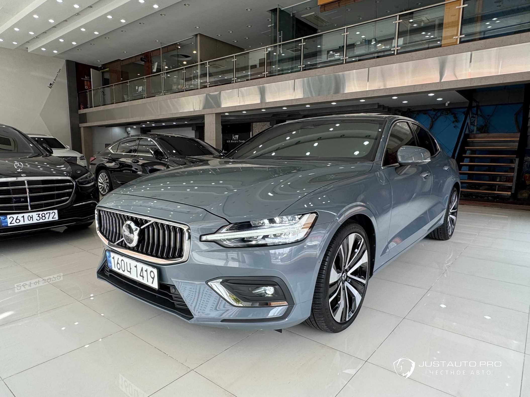 Автомобиль Volvo S60