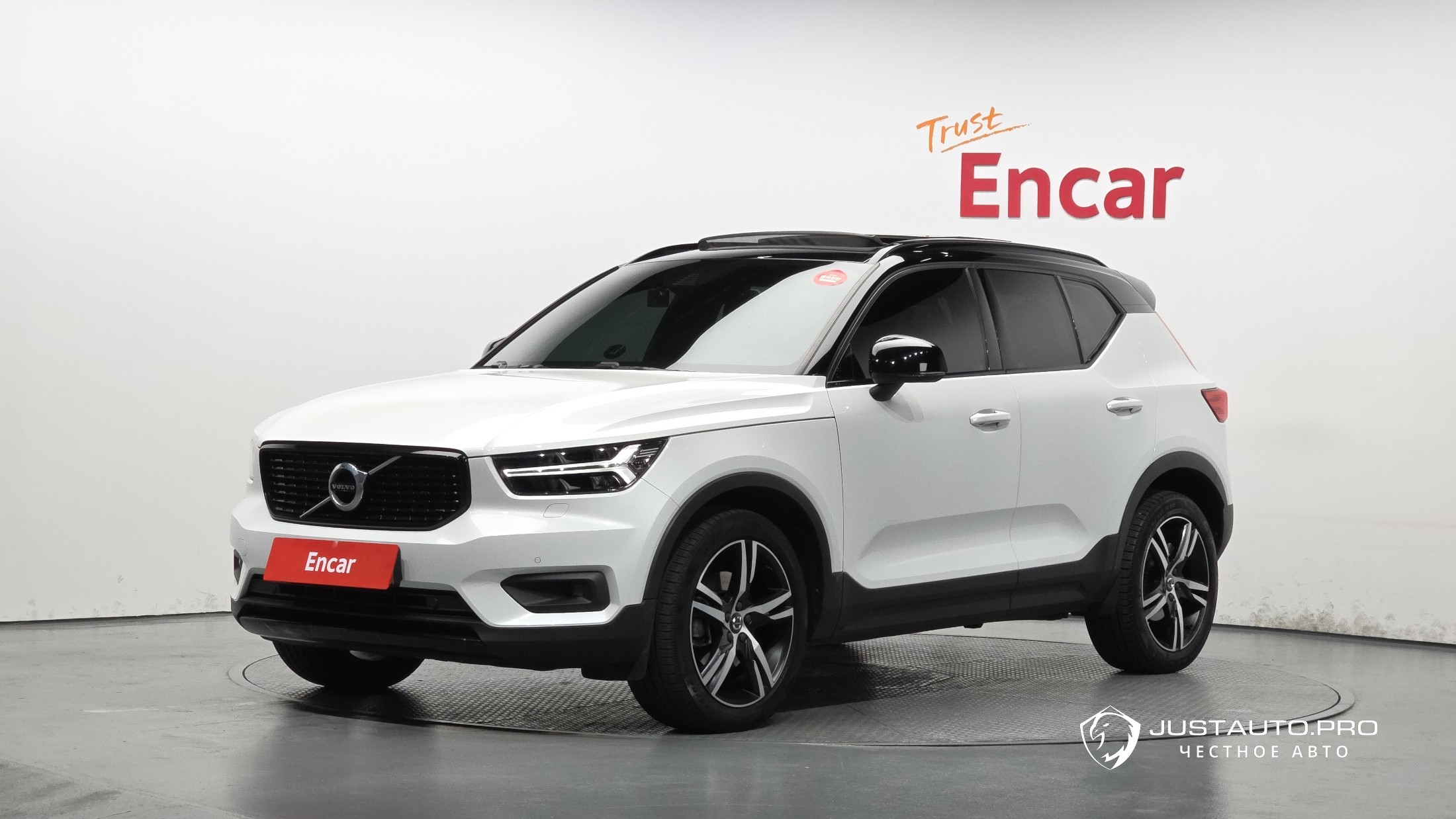 Автомобиль Volvo XC40