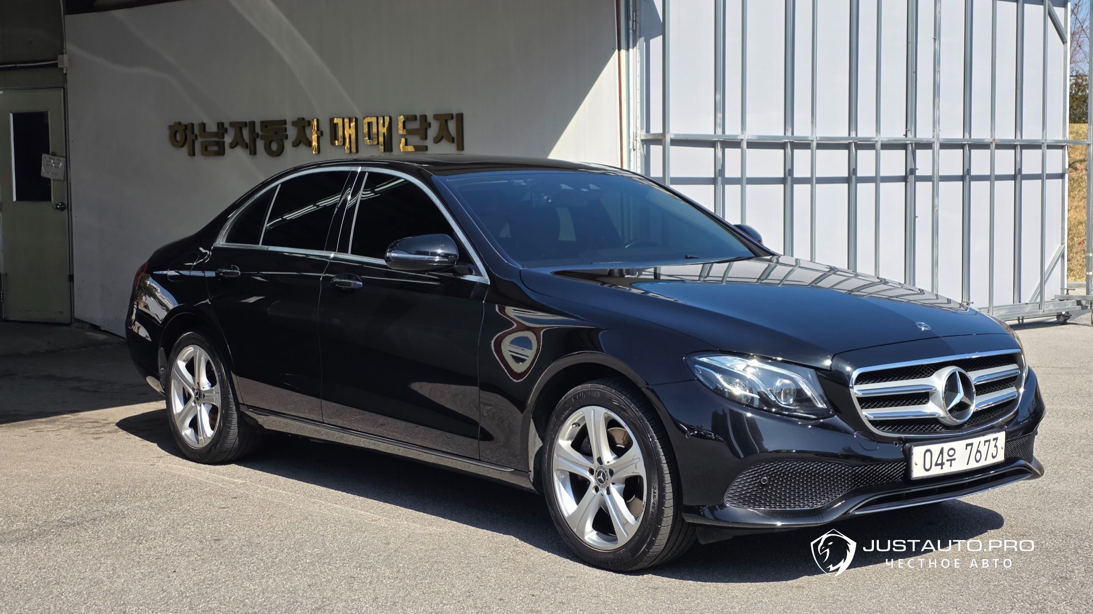 Автомобиль Mercedes-Benz E-Class