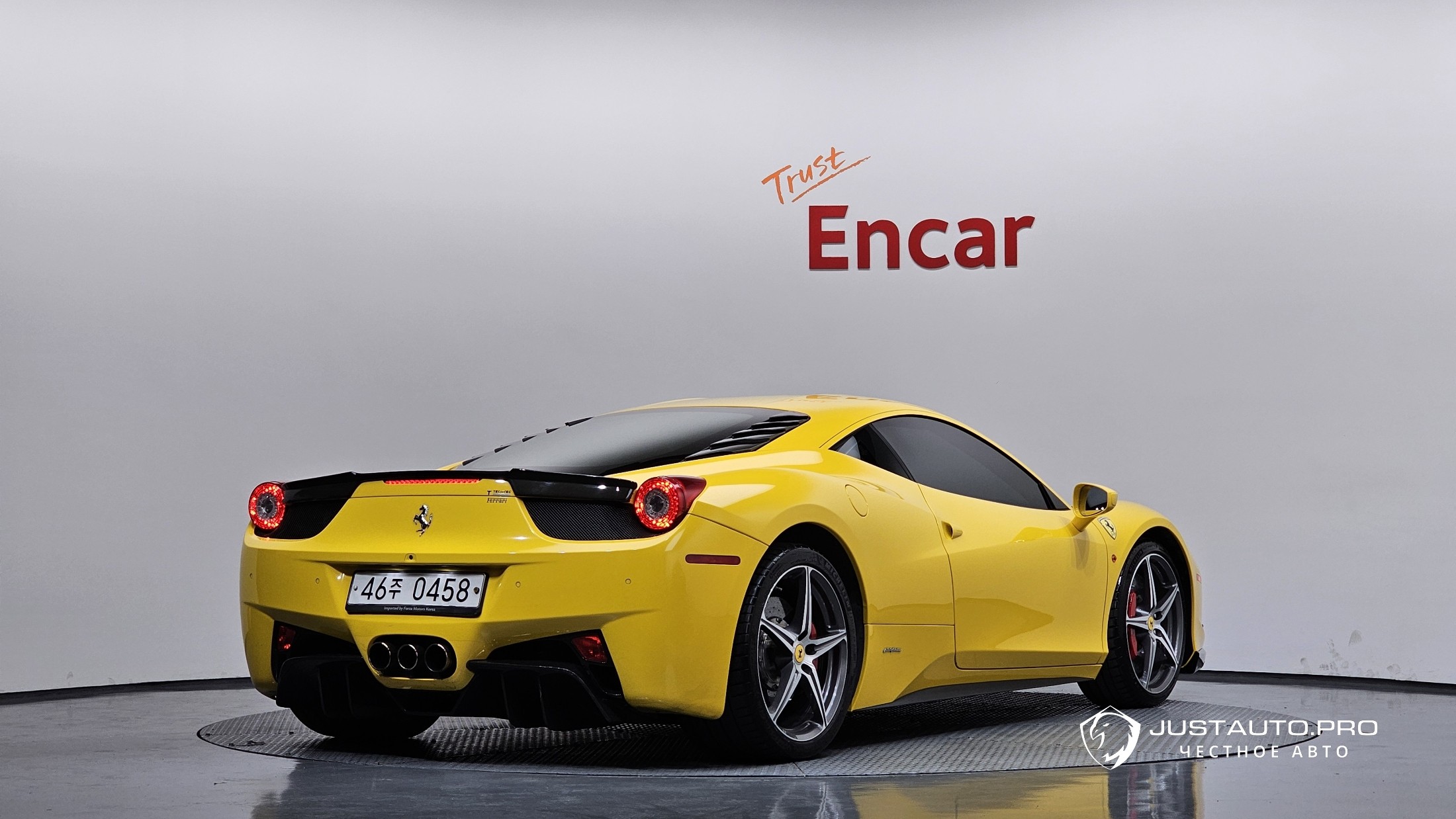 Автомобиль Ferrari 458
