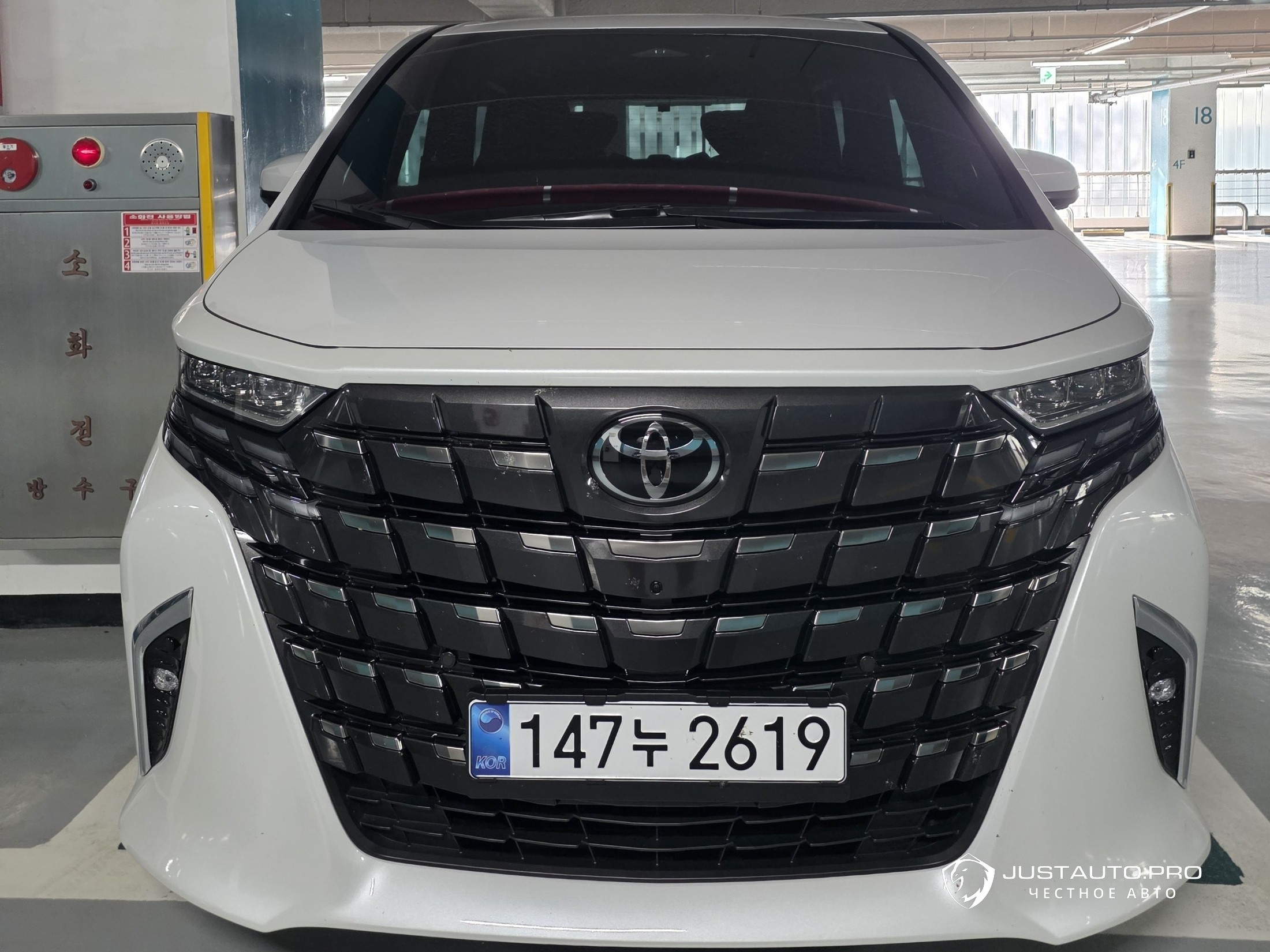 Автомобиль Toyota Alphard